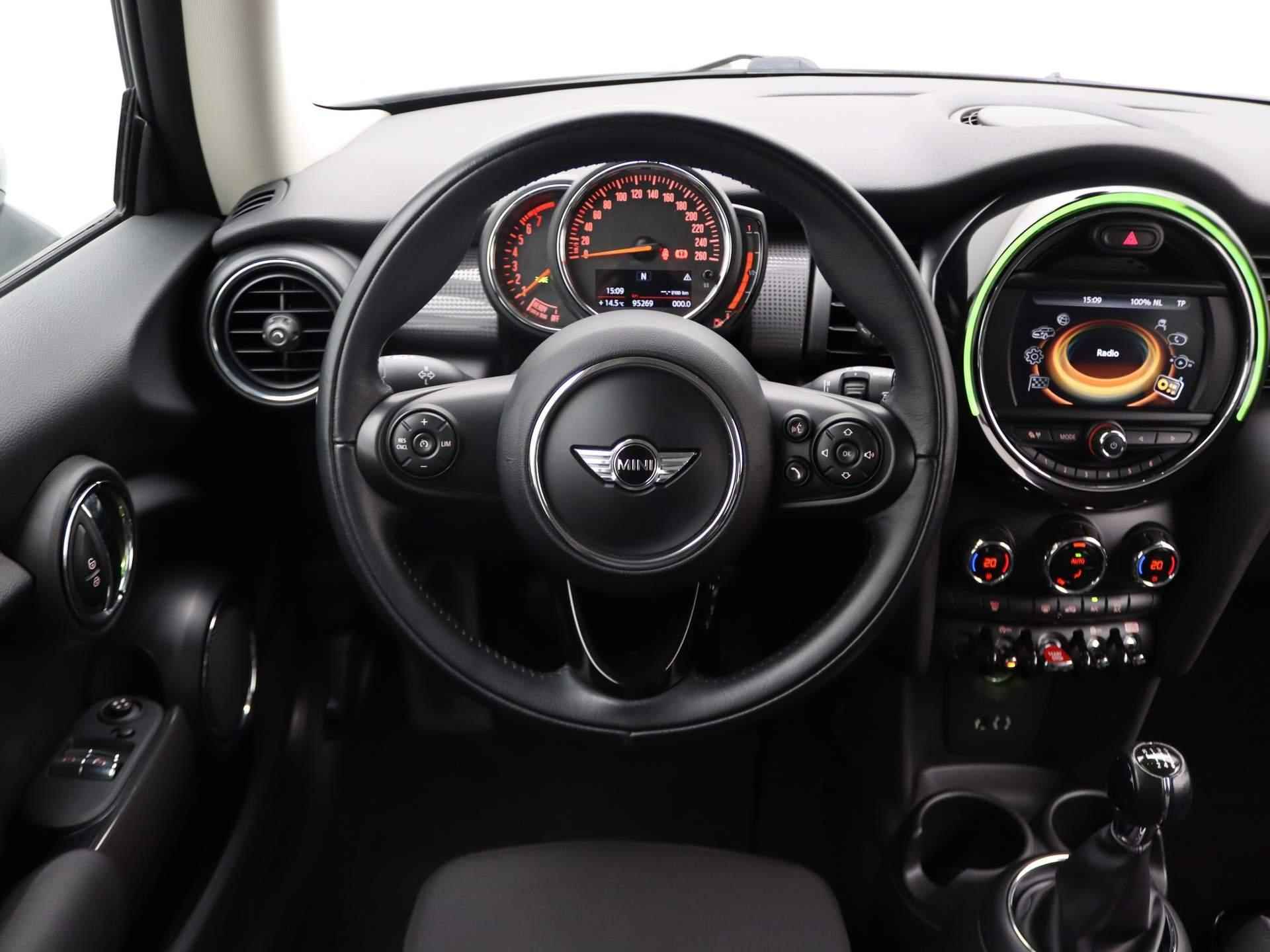 MINI 3-Deurs Cooper Chili Serious Business + Comfort Access + PDC + LED-koplampen + 17'' - 15/39