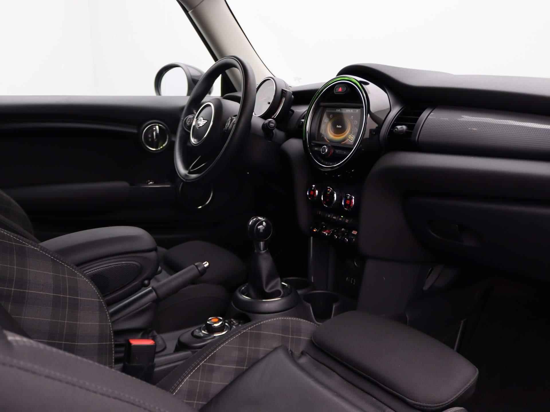 MINI 3-Deurs Cooper Chili Serious Business + Comfort Access + PDC + LED-koplampen + 17'' - 16/39