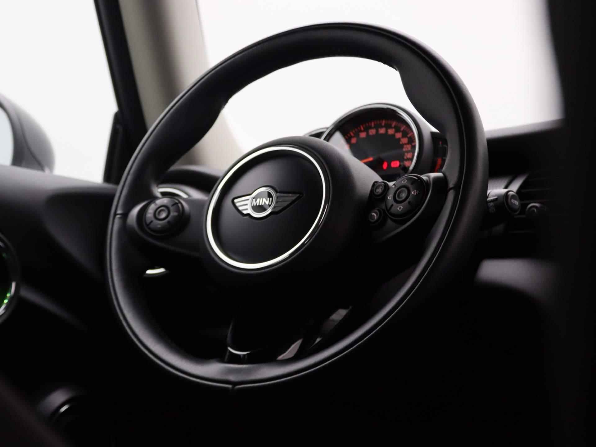 MINI 3-Deurs Cooper Chili Serious Business + Comfort Access + PDC + LED-koplampen + 17'' - 22/39