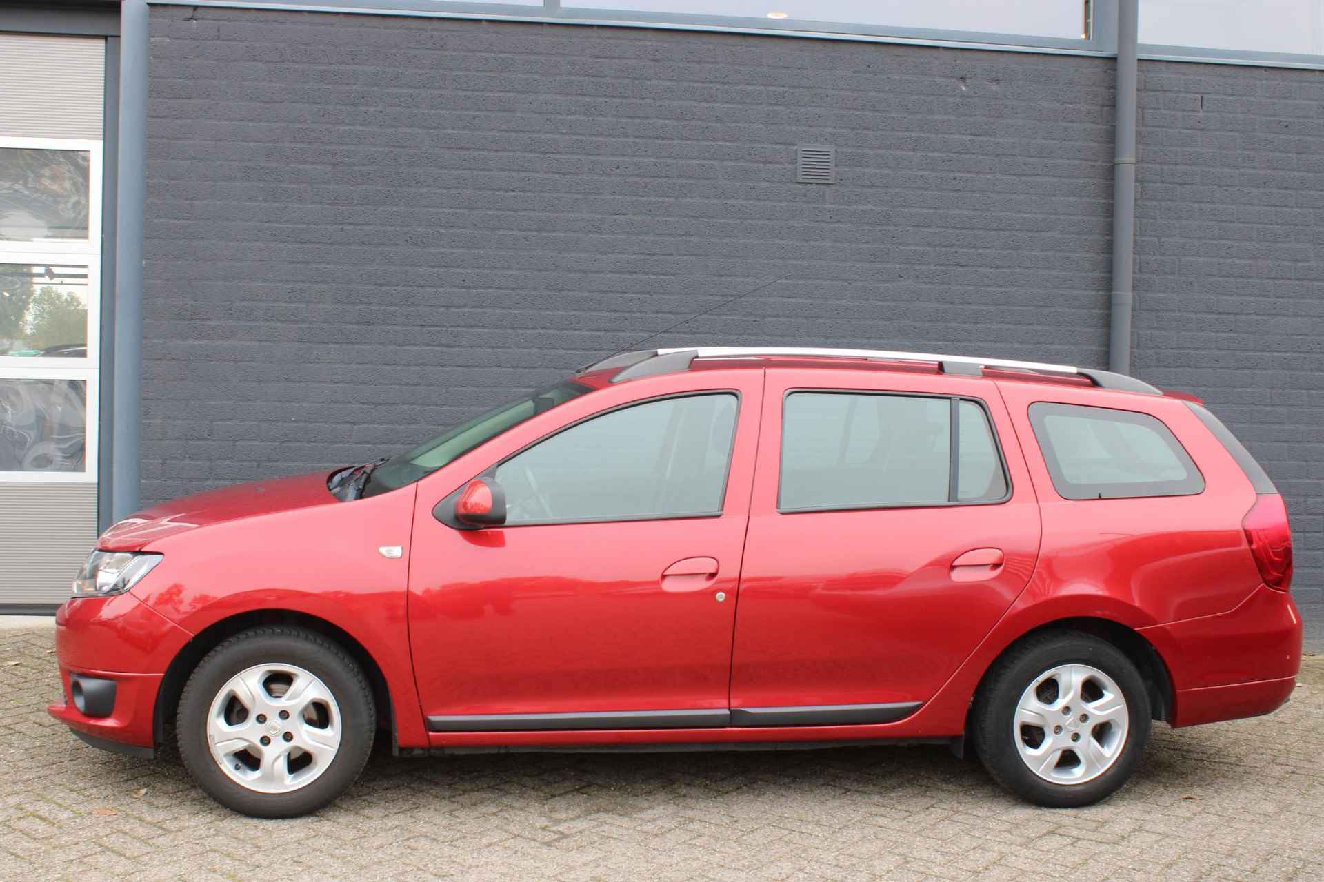 Dacia Logan MCV TCe 90 PK Lauréate NL-Auto | Airco | Cruise control | LM-velgen | Parkeersensoren | Trekhaak | Dealer onderhouden - 2/25