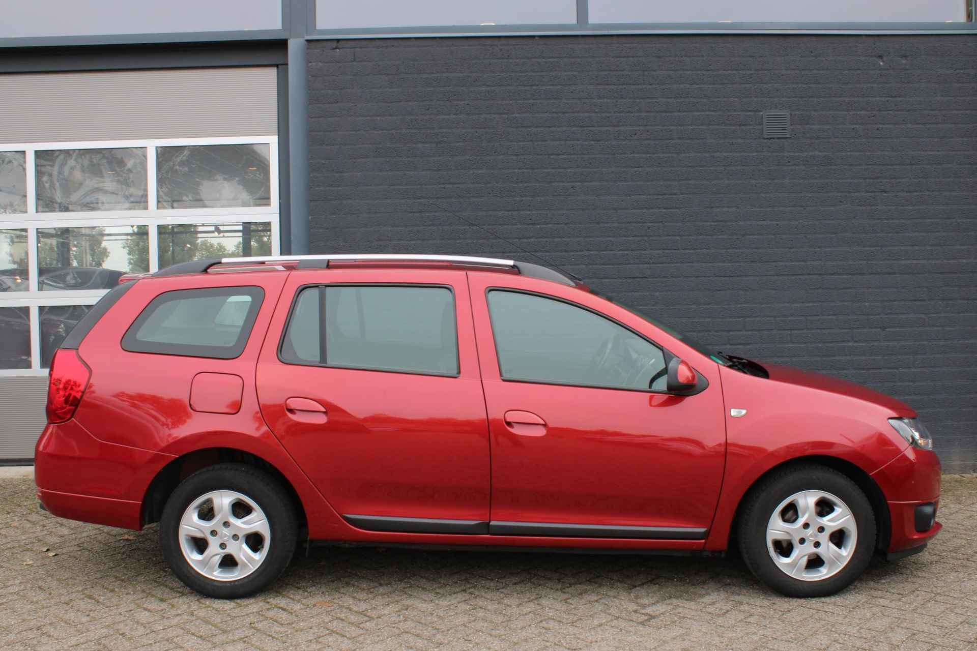 Dacia Logan MCV TCe 90 PK Lauréate NL-Auto | Airco | Cruise control | LM-velgen | Parkeersensoren | Trekhaak | Dealer onderhouden - 3/25