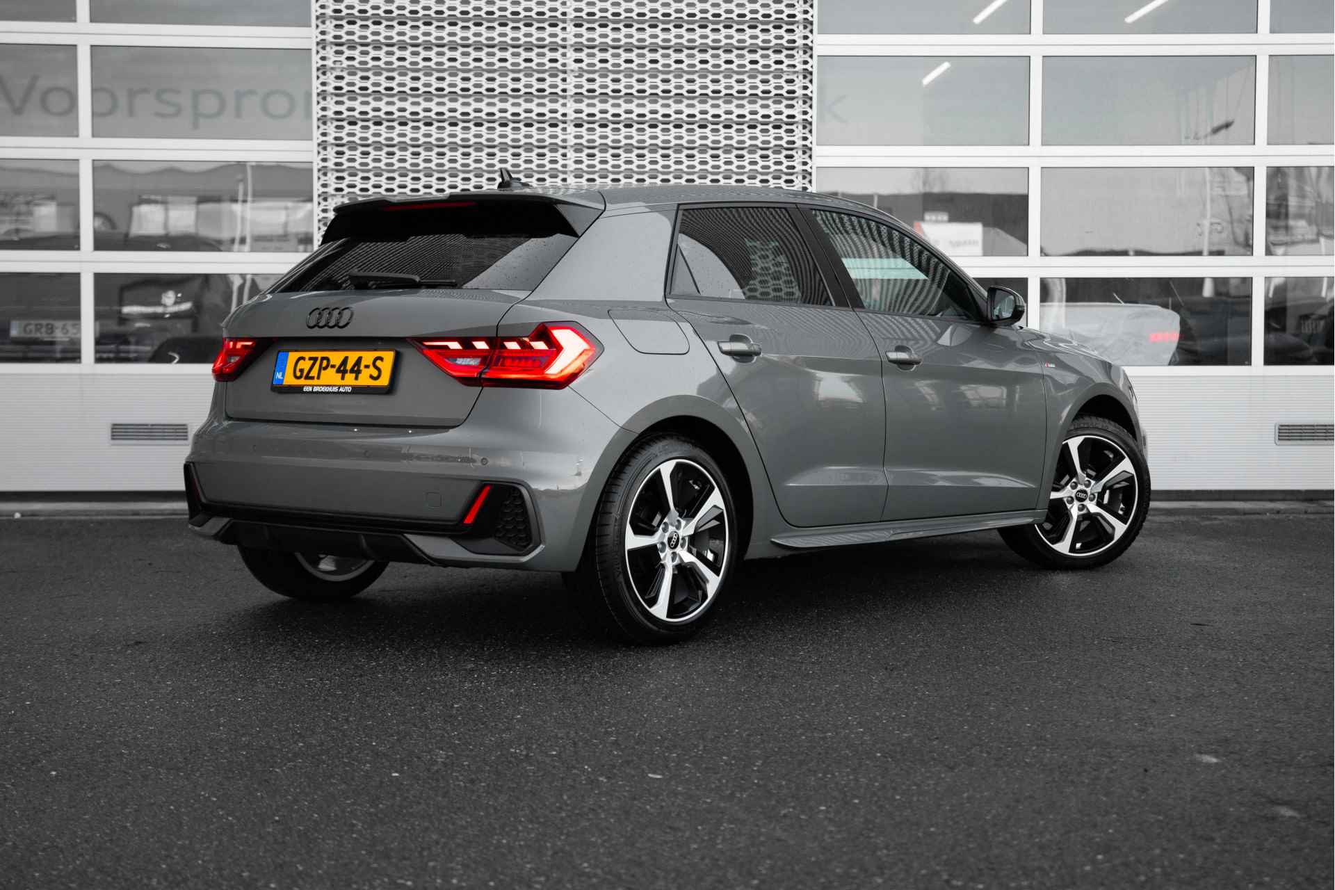 Audi A1 Sportback 25 TFSI S edition | Climate Control | 17" Velgen | Ambiente Lichtpakket Plus | - 3/56