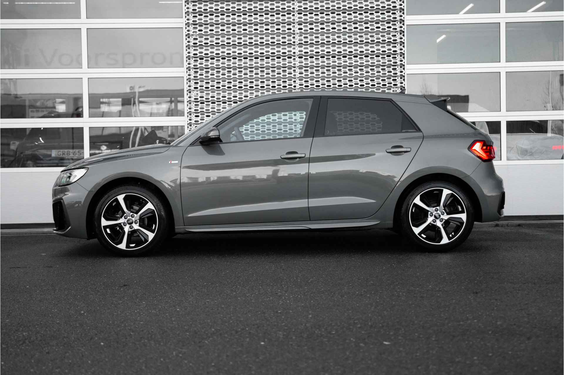 Audi A1 Sportback 25 TFSI S edition | Climate Control | 17" Velgen | Ambiente Lichtpakket Plus | - 6/56