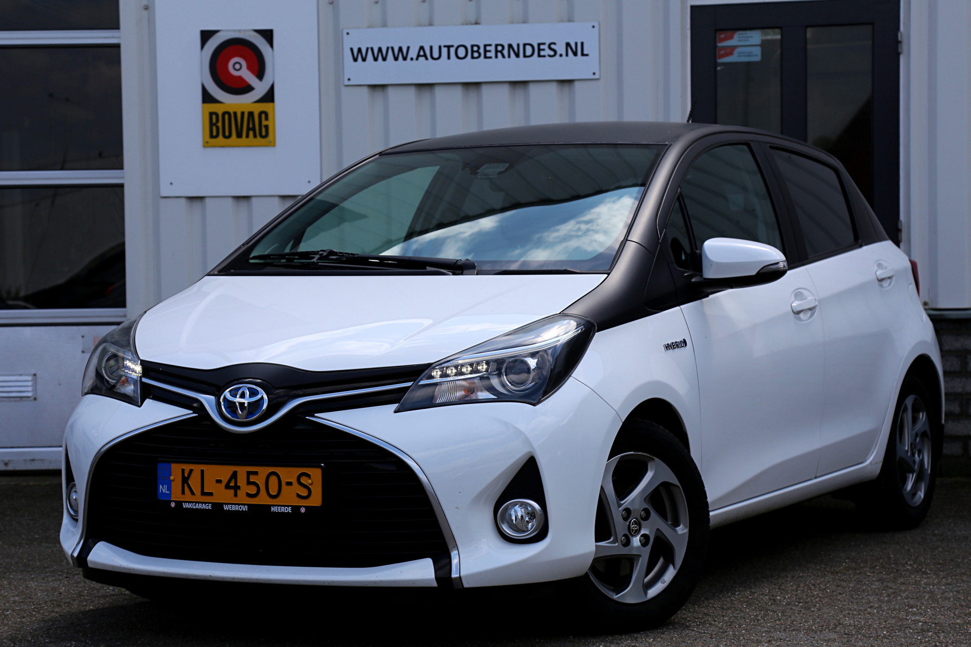 Toyota Yaris 1.5 Hybrid Trend Bi-Tone Automaat*NL-Auto*Perfect Onderh.*Afneemb. Trekhaak/Leder/Camera/Navi/Climate-Control/Cruise-Control/Rij