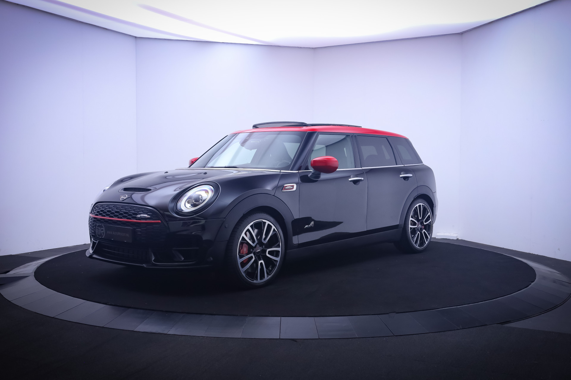 MINI Clubman 2.0JCW 306Pk ALL4 Chili PANO/HARMAN KARDON/CAMERA/CARPLAY/STOELVERW./NAVI/CRUISE/LMV 19''