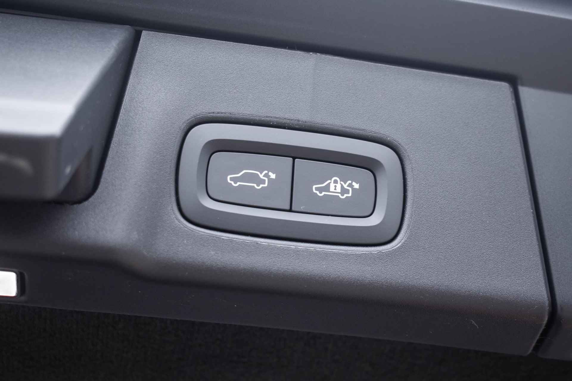 Volvo V90 T6 Recharge AWD Ultimate Bright | 360° Camera | Volvo Guard Alarm | Elektrisch Schuif Kanteldak | Harman Kardon Premium Audio | Head-Up Display | Elektrisch Verstelbare Voorstoelen met Geheugen - 28/31