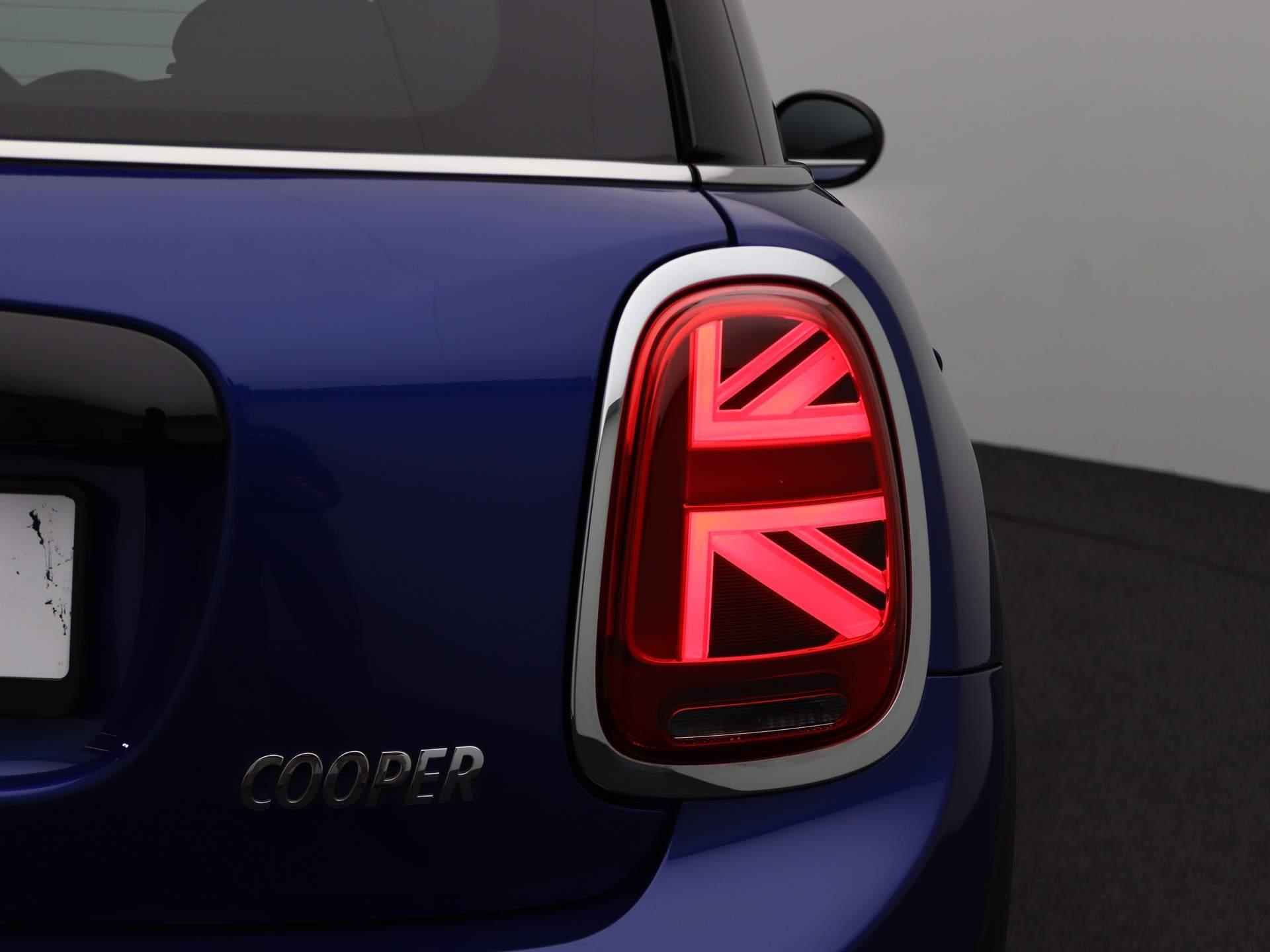 MINI 3-Deurs Cooper JCW Pakket + Business Plus + Comfort Access + PDC + LED + 17'' - 22/24