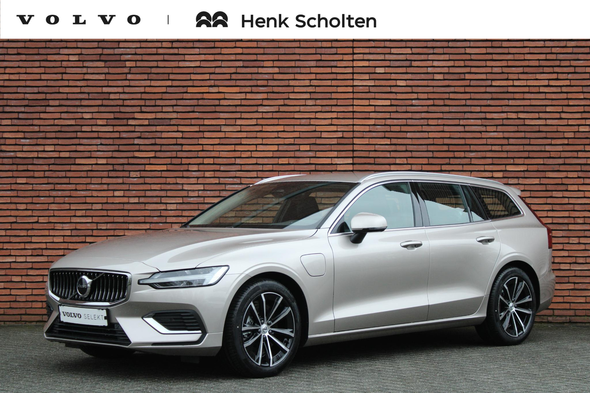 Volvo V60 T6 Automaat Plug-in hybrid AWD Essential Edition | 18″ 5-Dubbel Spaaks Black Diamond Cut | Verwarmbare voor- en achterstoelen | Elektrisch bedienbare lendensteun met 2-wegverstelling | Park Assist, achter en voor |