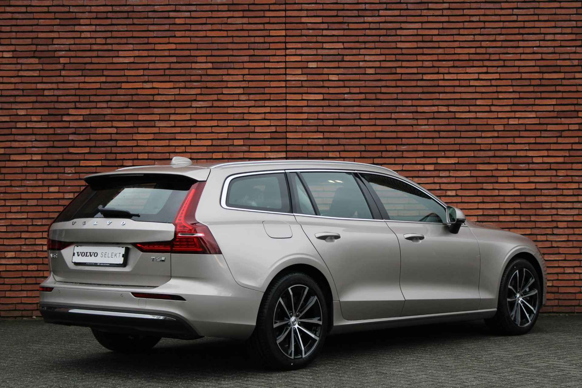 Volvo V60 T6 Automaat Plug-in hybrid AWD Essential Edition | 18″ 5-Dubbel Spaaks Black Diamond Cut | Verwarmbare voor- en achterstoelen | Elektrisch bedienbare lendensteun met 2-wegverstelling | Park Assist, achter en voor | - 2/14