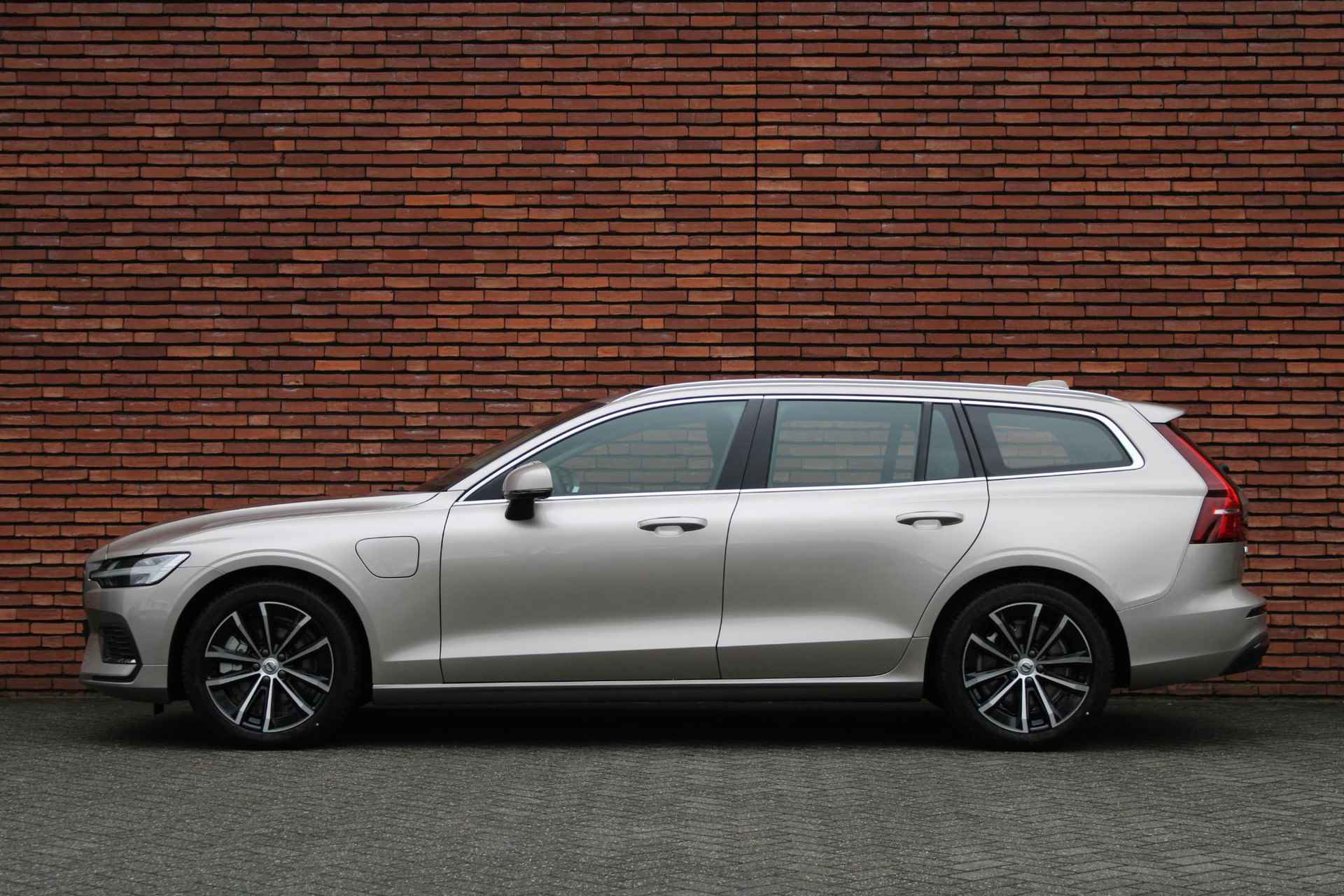 Volvo V60 T6 Automaat Plug-in hybrid AWD Essential Edition | 18″ 5-Dubbel Spaaks Black Diamond Cut | Verwarmbare voor- en achterstoelen | Elektrisch bedienbare lendensteun met 2-wegverstelling | Park Assist, achter en voor | - 8/14