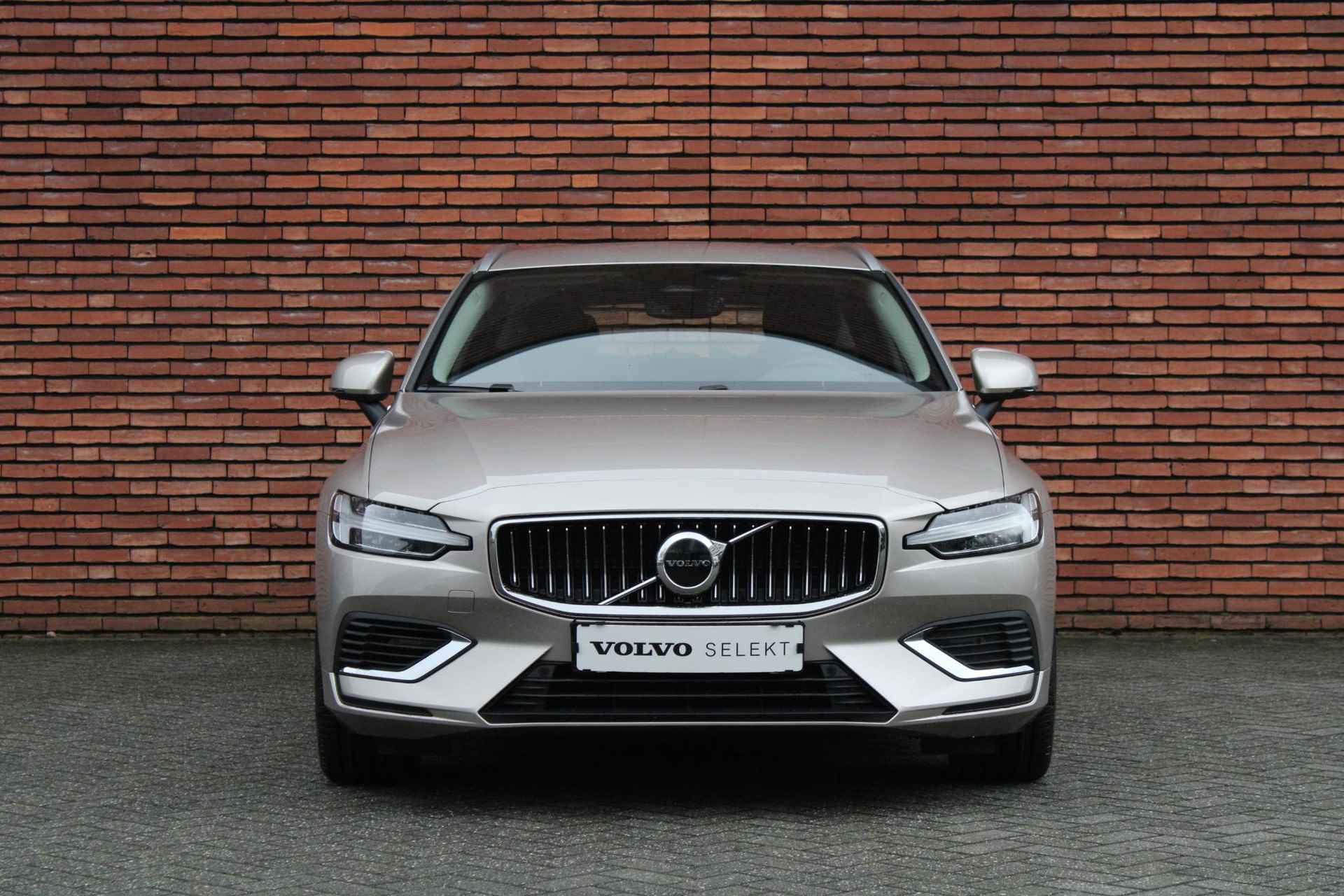 Volvo V60 T6 Automaat Plug-in hybrid AWD Essential Edition | 18″ 5-Dubbel Spaaks Black Diamond Cut | Verwarmbare voor- en achterstoelen | Elektrisch bedienbare lendensteun met 2-wegverstelling | Park Assist, achter en voor | - 11/14