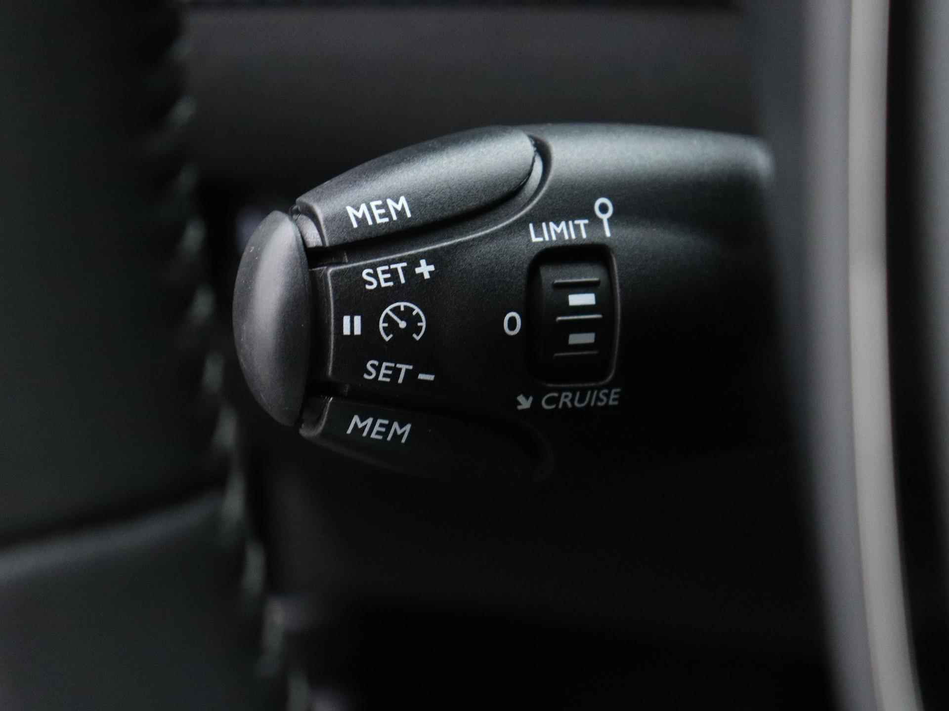 Peugeot 2008 Allure 100pk | Navigatie | Climate Control | Licht Metalen Velgen 17"| Stof/Kunstlederen Bekleding | Apple Carplay/Android Auto - 28/37