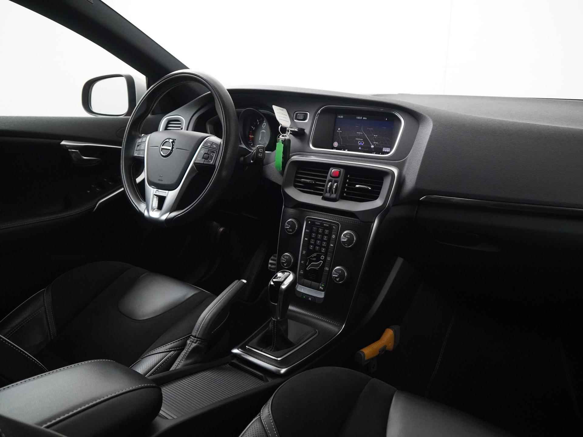 Volvo V40 2.0 T4 Business Sport 191PK | R-Design | Navigatie | Zondag Open! - 2/34