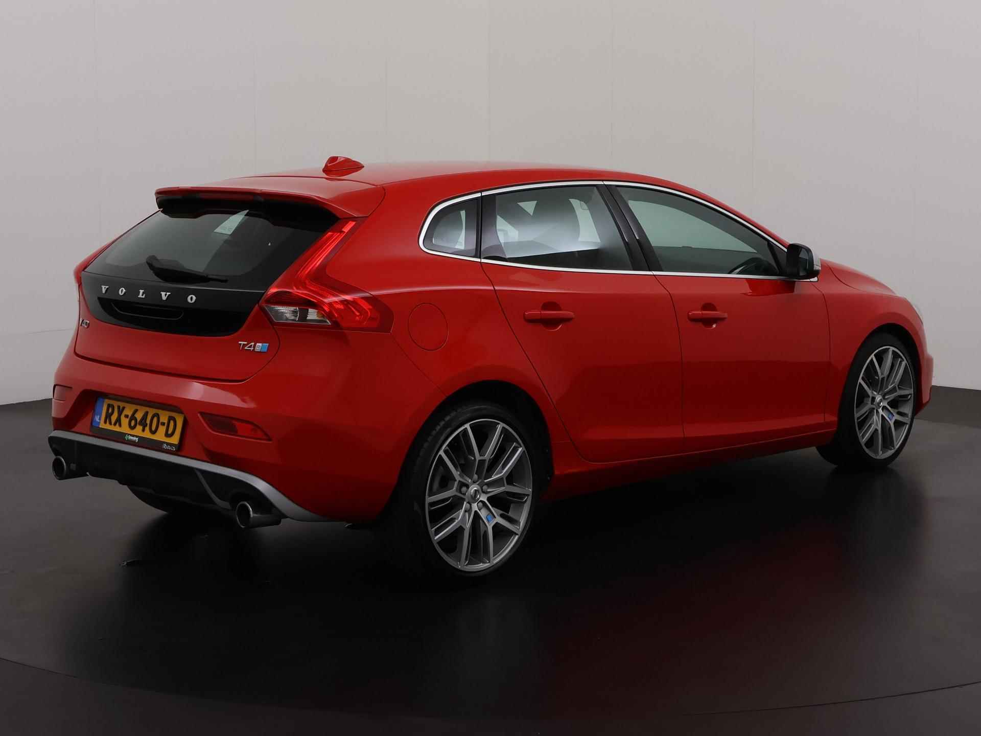 Volvo V40 2.0 T4 Business Sport 191PK | R-Design | Navigatie | Zondag Open! - 4/34