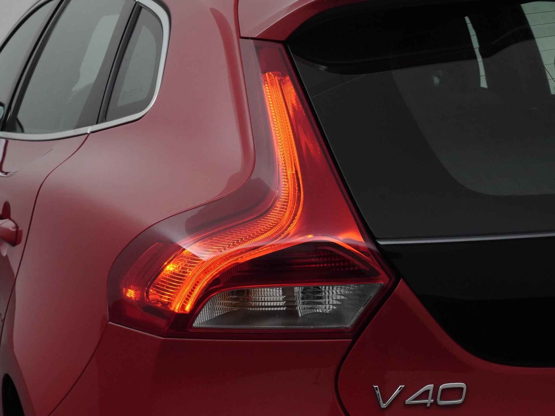 Volvo V40 2.0 T4 Business Sport 191PK | R-Design | Navigatie | Zondag Open! - 20/34