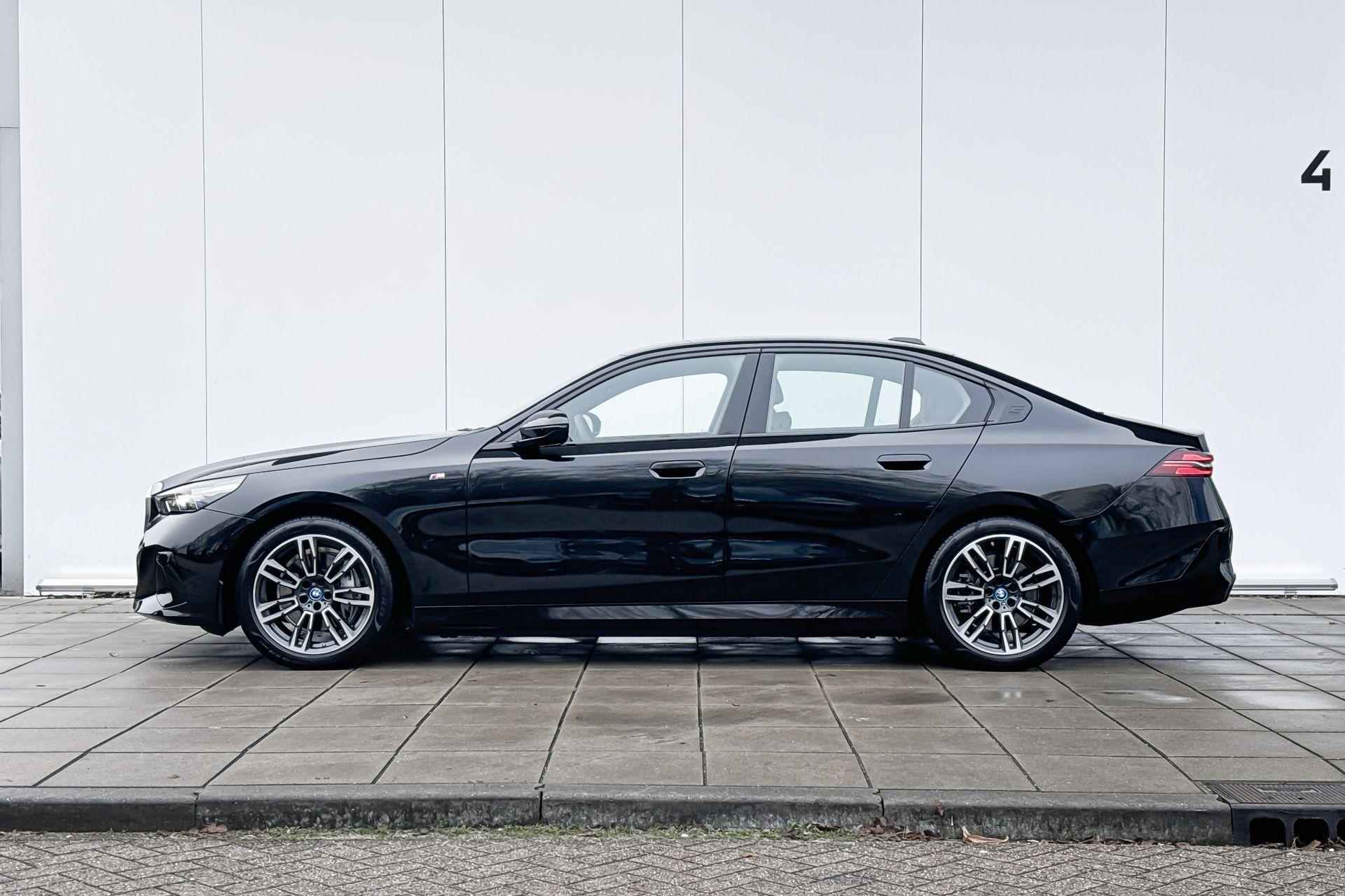 BMW i5 Sedan eDrive40 M Sport Edition 84 kWh Stuurwielrand Verwarming /Stoelverwarming / Electrische Zwenkhaak / 19 Inch / Driving Assistant Plus / Harman Kardon / Adaptieve Led Koplampen / - 2/26