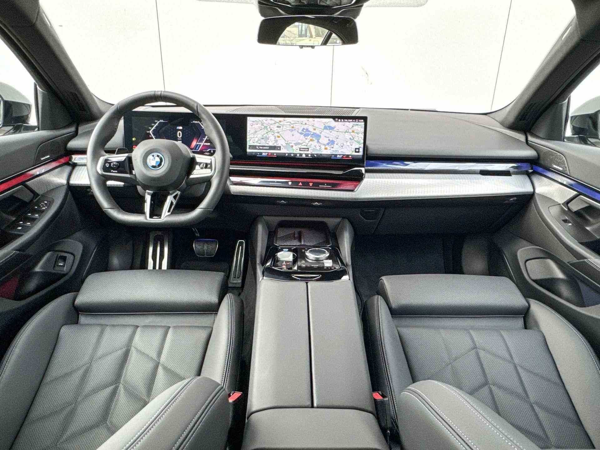 BMW i5 Sedan eDrive40 M Sport Edition 84 kWh Stuurwielrand Verwarming /Stoelverwarming / Electrische Zwenkhaak / 19 Inch / Driving Assistant Plus / Harman Kardon / Adaptieve Led Koplampen / - 12/26