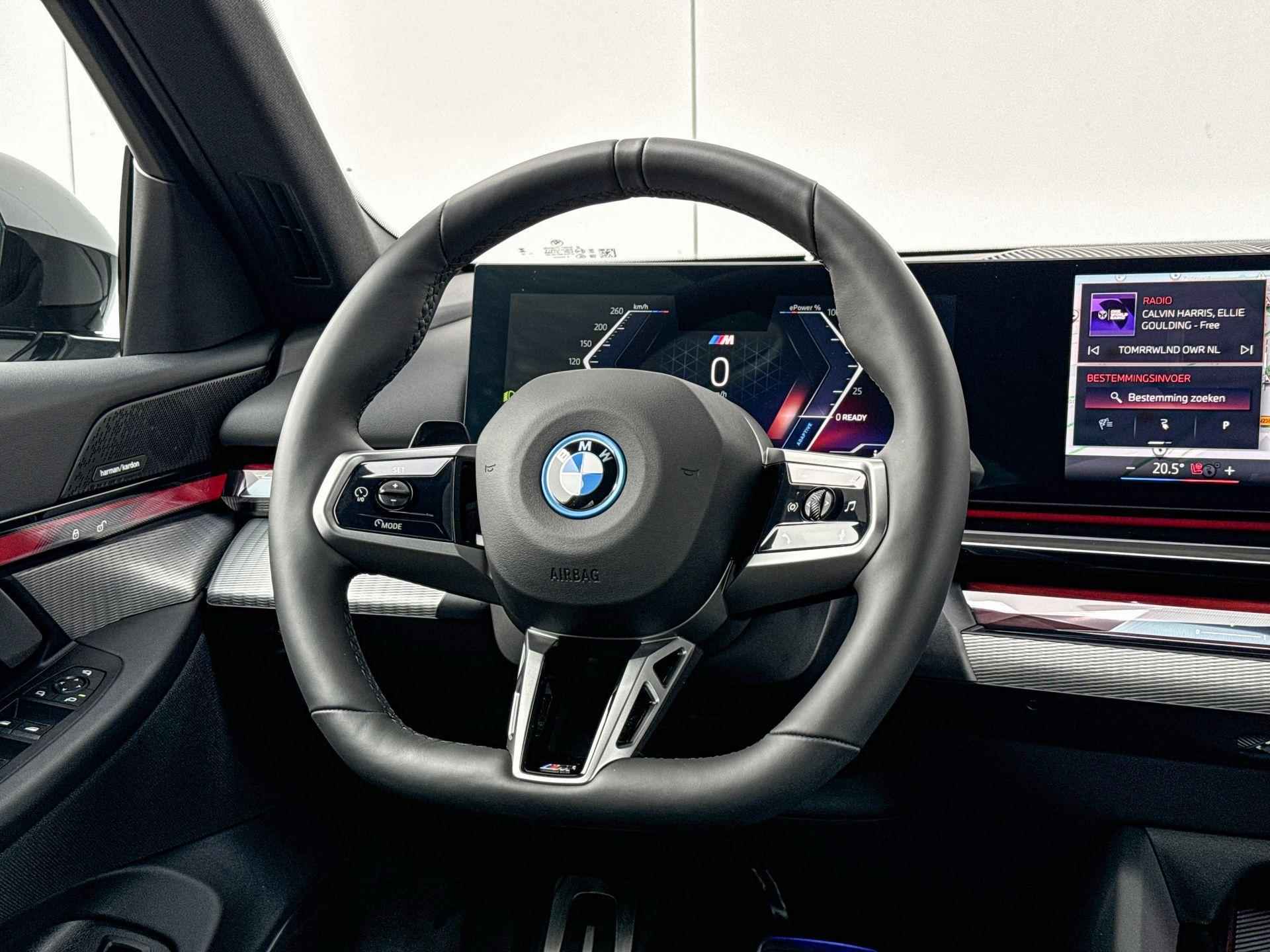 BMW i5 Sedan eDrive40 M Sport Edition 84 kWh Stuurwielrand Verwarming /Stoelverwarming / Electrische Zwenkhaak / 19 Inch / Driving Assistant Plus / Harman Kardon / Adaptieve Led Koplampen / - 13/26