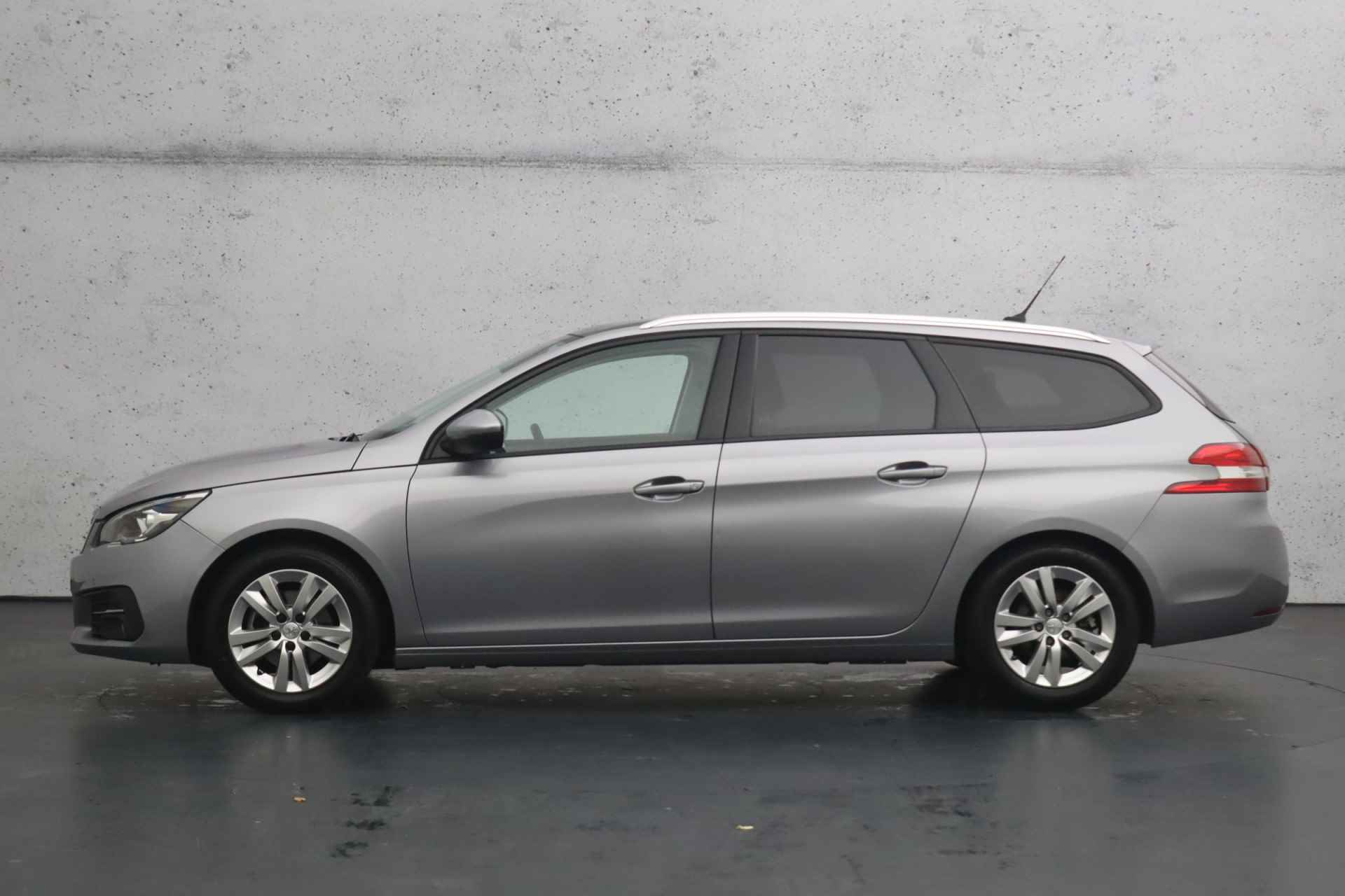 Peugeot 308 SW 1.2 PureTech Blue Lease Executive | Panoramadak | Airconditioning | Cruise control | Apple carplay | Parkeersensoren - 7/31