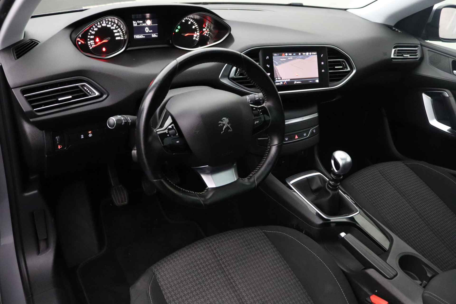 Peugeot 308 SW 1.2 PureTech Blue Lease Executive | Panoramadak | Airconditioning | Cruise control | Apple carplay | Parkeersensoren - 26/31