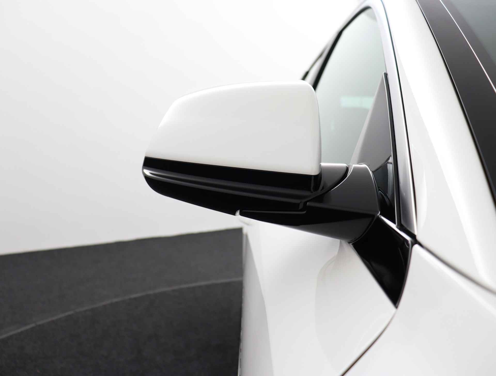 Kia Niro EV DynamicLine 64.8 kWh - Rijdende Demo - Navigatie - Camera - Parkeersensoren - €2000 subsidie beschikbaar - Fabrieksgarantie tot 07-2029 - 14/56