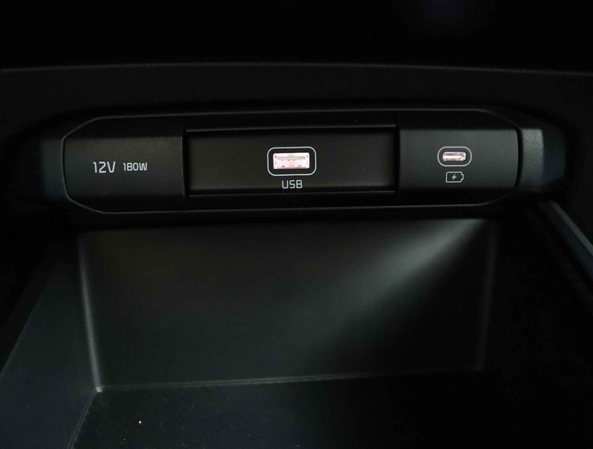 Kia Niro EV DynamicLine 64.8 kWh - Rijdende Demo - Navigatie - Camera - Parkeersensoren - €2000 subsidie beschikbaar - Fabrieksgarantie tot 07-2029 - 45/56
