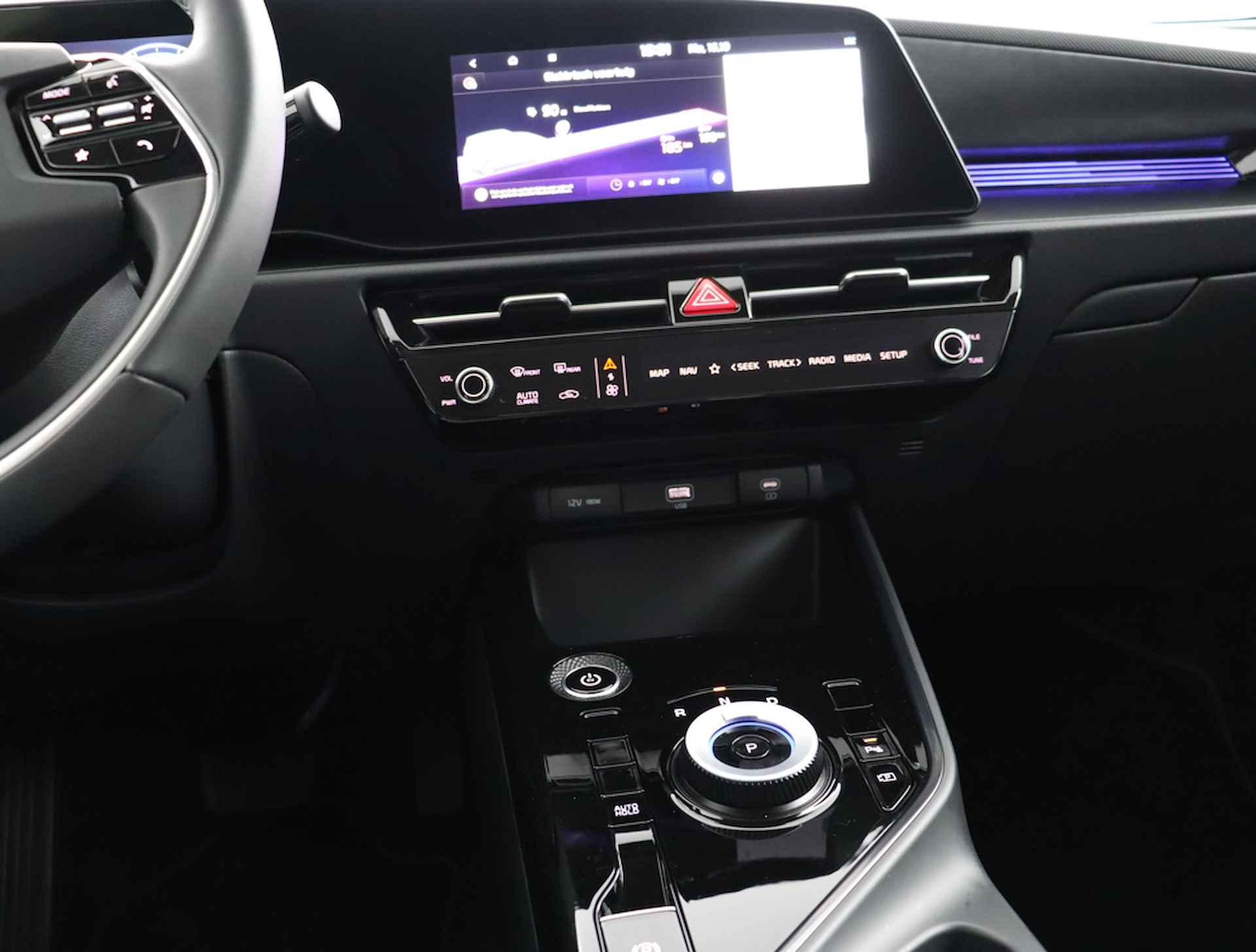 Kia Niro EV DynamicLine 64.8 kWh - Rijdende Demo - Navigatie - Camera - Parkeersensoren - €2000 subsidie beschikbaar - Fabrieksgarantie tot 07-2029 - 47/56