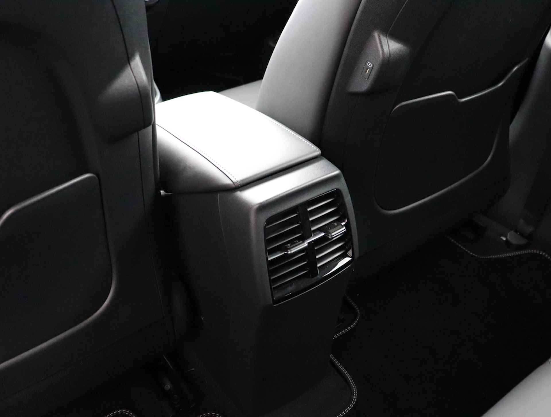 Kia Niro EV DynamicLine 64.8 kWh - Rijdende Demo - Navigatie - Camera - Parkeersensoren - €2000 subsidie beschikbaar - Fabrieksgarantie tot 07-2029 - 48/56