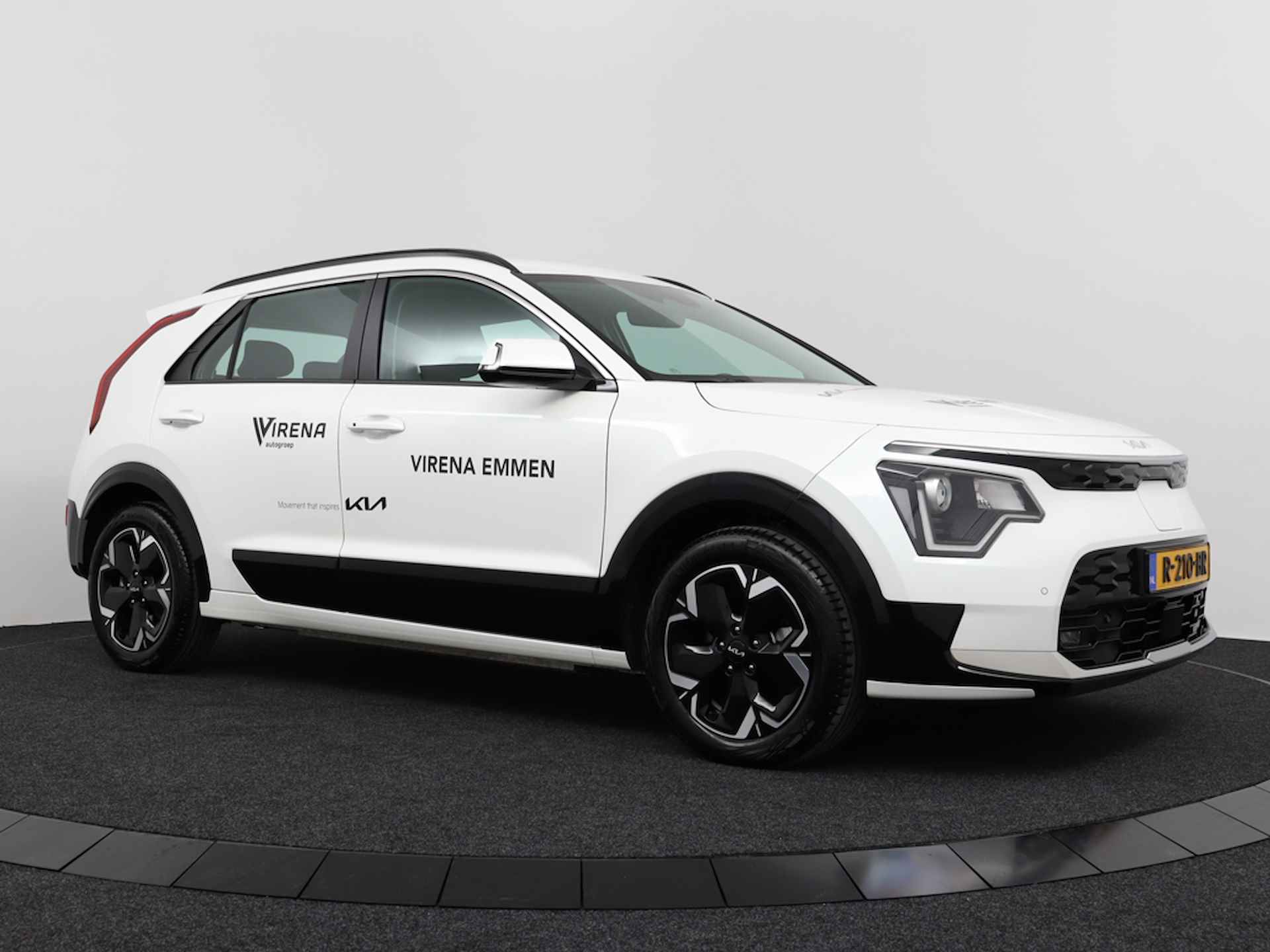 Kia Niro EV DynamicLine 64.8 kWh - Rijdende Demo - Navigatie - Camera - Parkeersensoren - €2000 subsidie beschikbaar - Fabrieksgarantie tot 07-2029 - 10/56