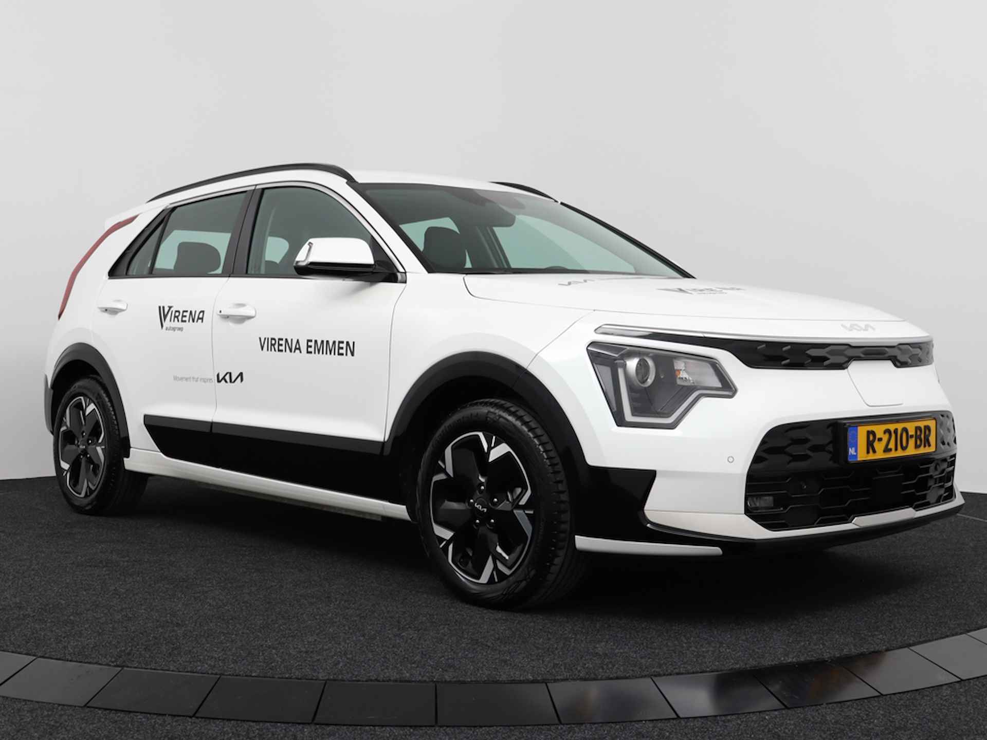 Kia Niro EV DynamicLine 64.8 kWh - Rijdende Demo - Navigatie - Camera - Parkeersensoren - €2000 subsidie beschikbaar - Fabrieksgarantie tot 07-2029 - 11/56