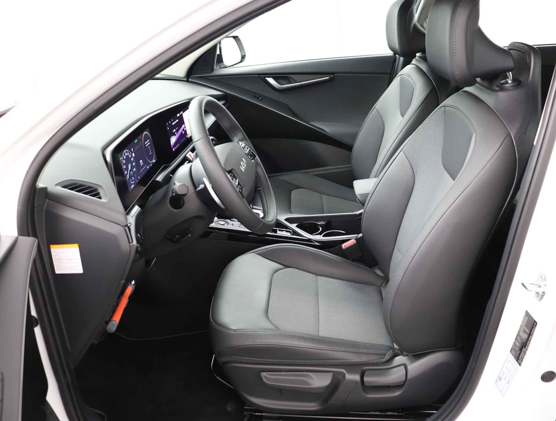 Kia Niro EV DynamicLine 64.8 kWh - Rijdende Demo - Navigatie - Camera - Parkeersensoren - €2000 subsidie beschikbaar - Fabrieksgarantie tot 07-2029 - 17/56