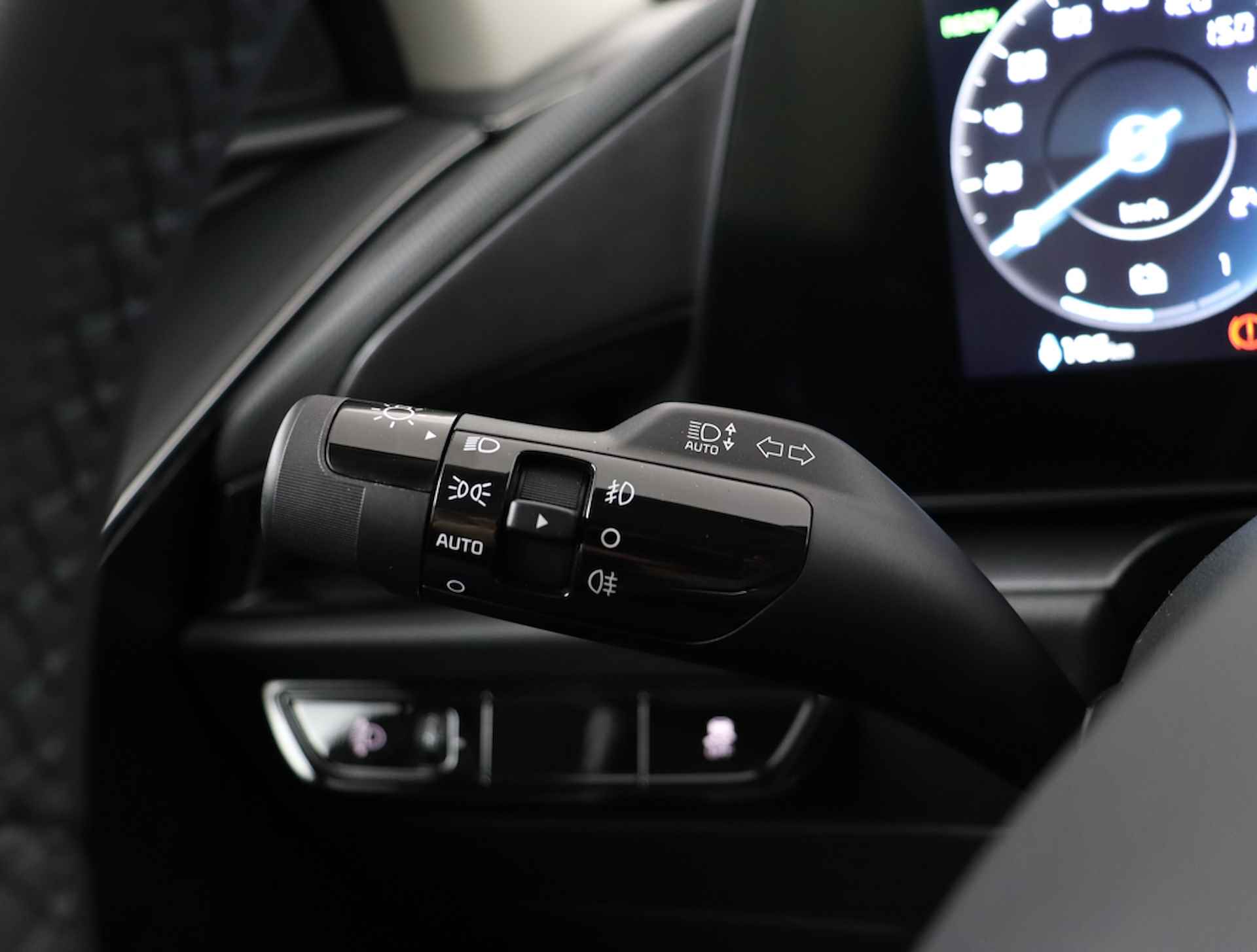Kia Niro EV DynamicLine 64.8 kWh - Rijdende Demo - Navigatie - Camera - Parkeersensoren - €2000 subsidie beschikbaar - Fabrieksgarantie tot 07-2029 - 22/56