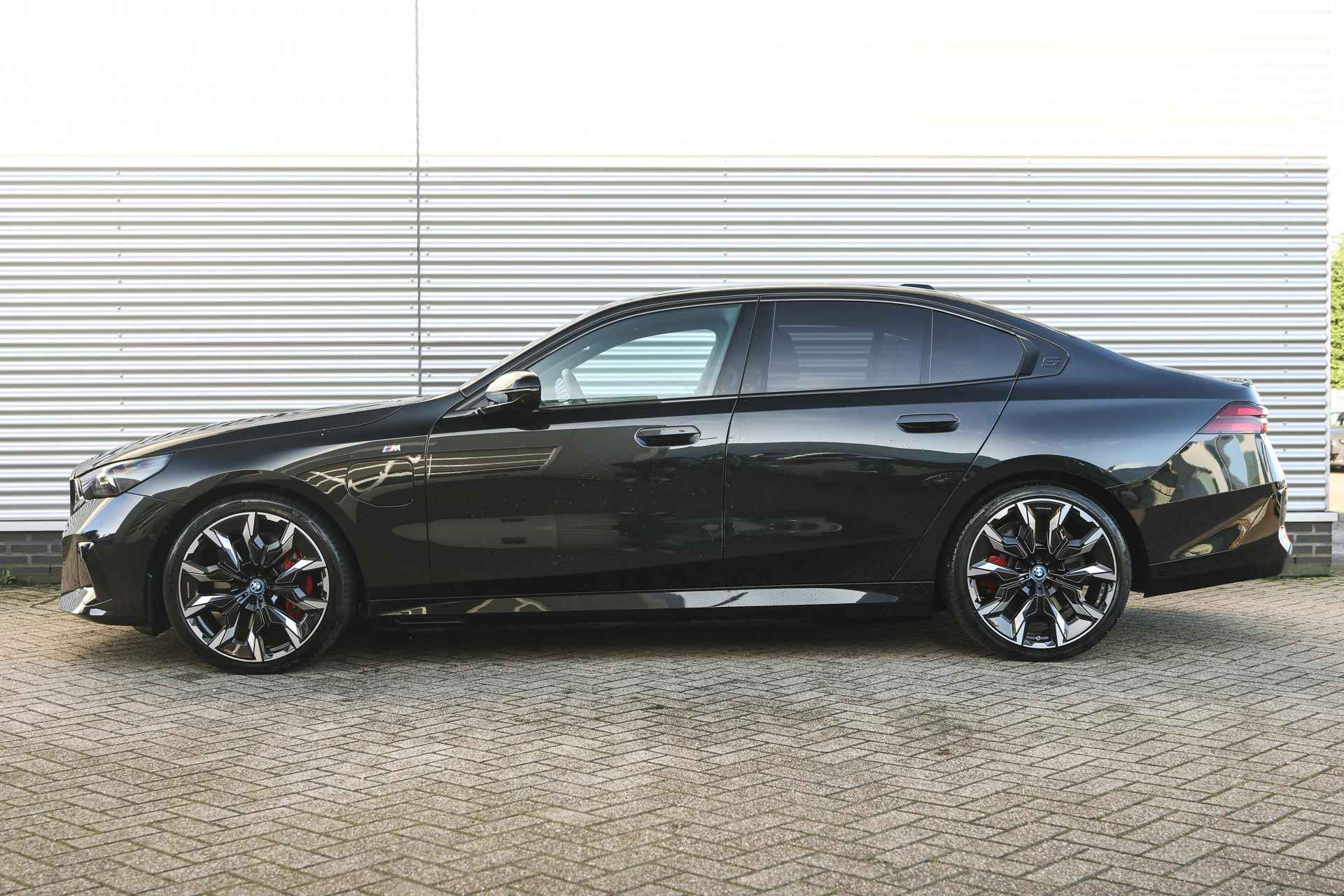 BMW 5 Serie 550e xDrive M Sport Automaat / Panoramadak / Adaptief M Onderstel Professional / Bowers & Wilkins / Adaptieve LED / Stoelventilatie - 4/41