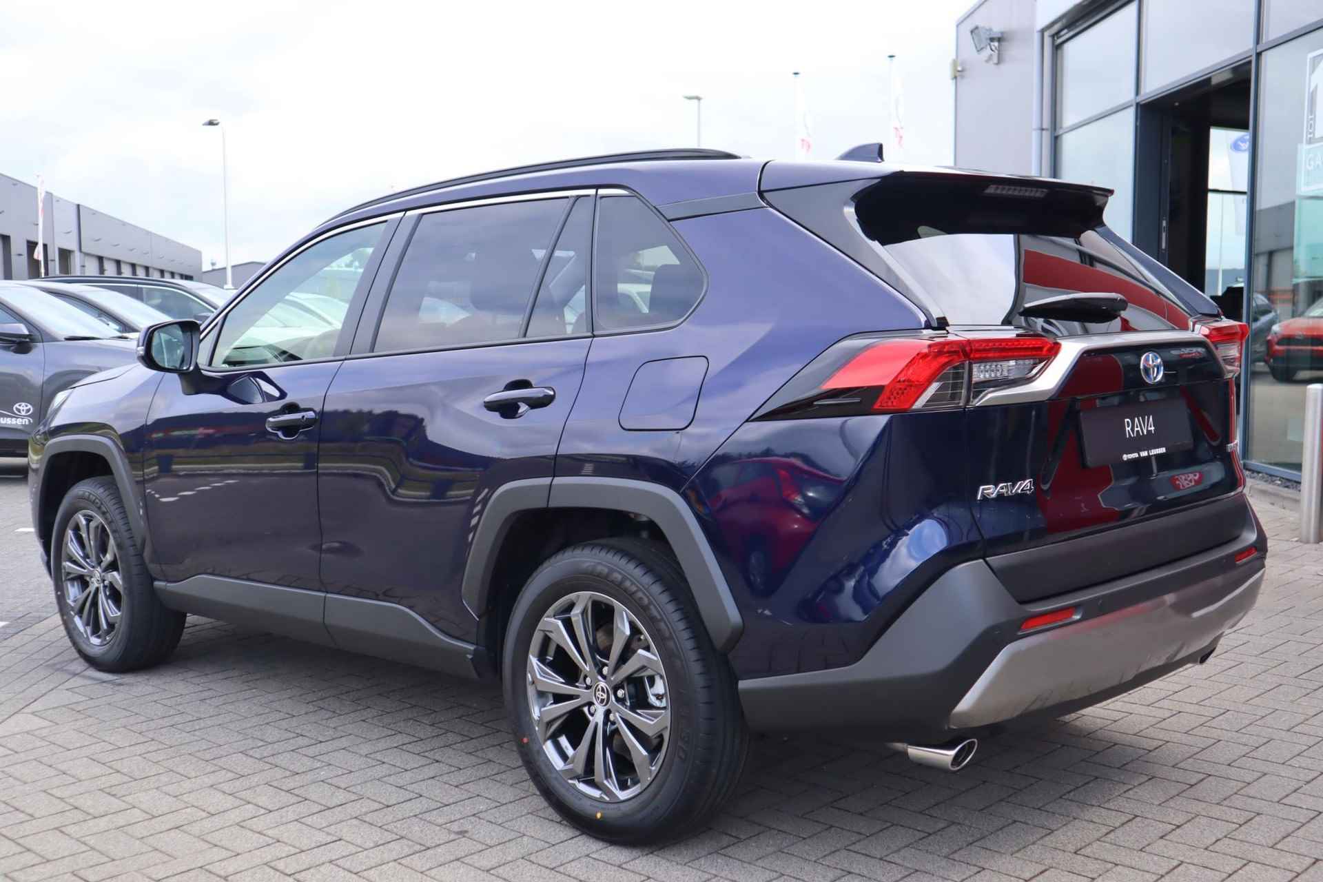 Toyota RAV4 2.5 HYBRID DYNAMIC NIEUW & DIRECT LEVERBAAR!! NAVI KEYLESS APPLE/ANDROID 18'' LM-VELGEN EL-ACHTERKLEP - 3/27