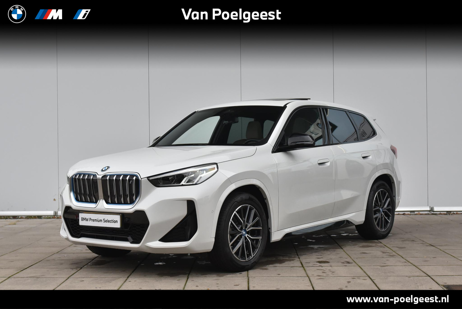 BMW iX1 xDrive30 M-Sport Glazen Schuifdak / Getinte Ramen Achter / Wide Screen Display / Travel Packet / Parkeersensoren Voor & Achter / 18 Inch