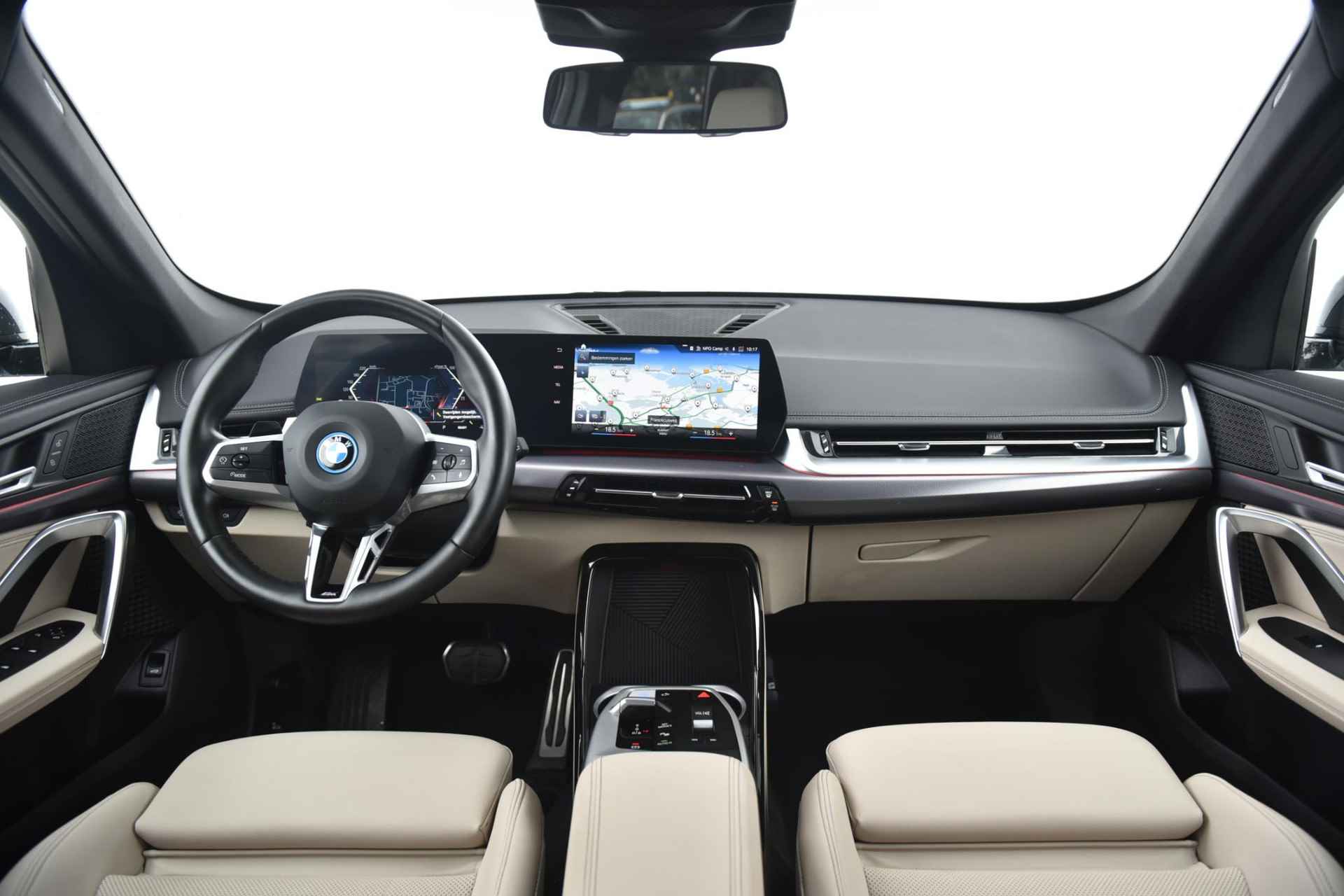 BMW iX1 xDrive30 M-Sport Glazen Schuifdak / Getinte Ramen Achter / Wide Screen Display / Travel Packet / Parkeersensoren Voor & Achter / 18 Inch - 18/29