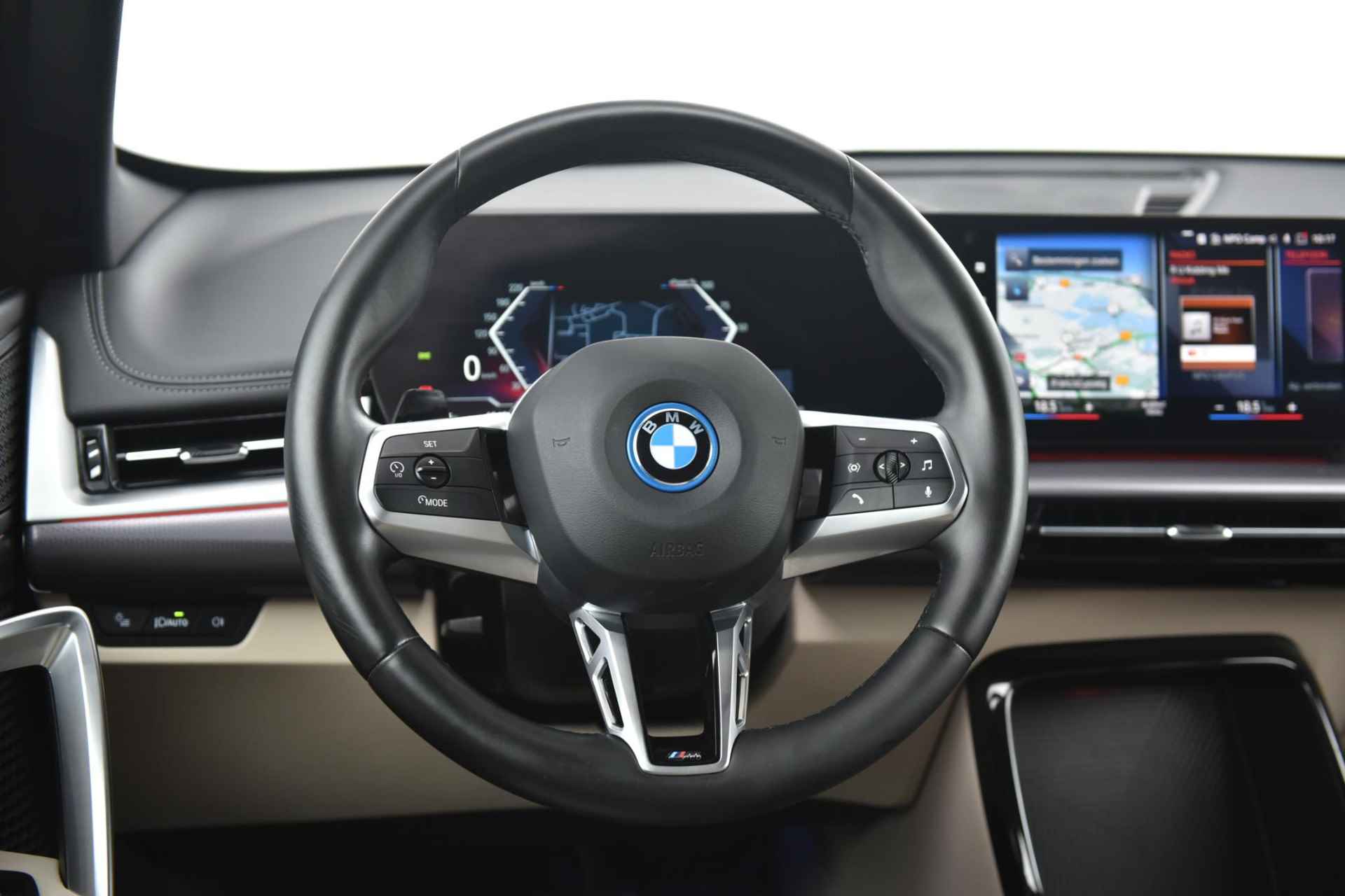 BMW iX1 xDrive30 M-Sport Glazen Schuifdak / Getinte Ramen Achter / Wide Screen Display / Travel Packet / Parkeersensoren Voor & Achter / 18 Inch - 19/29