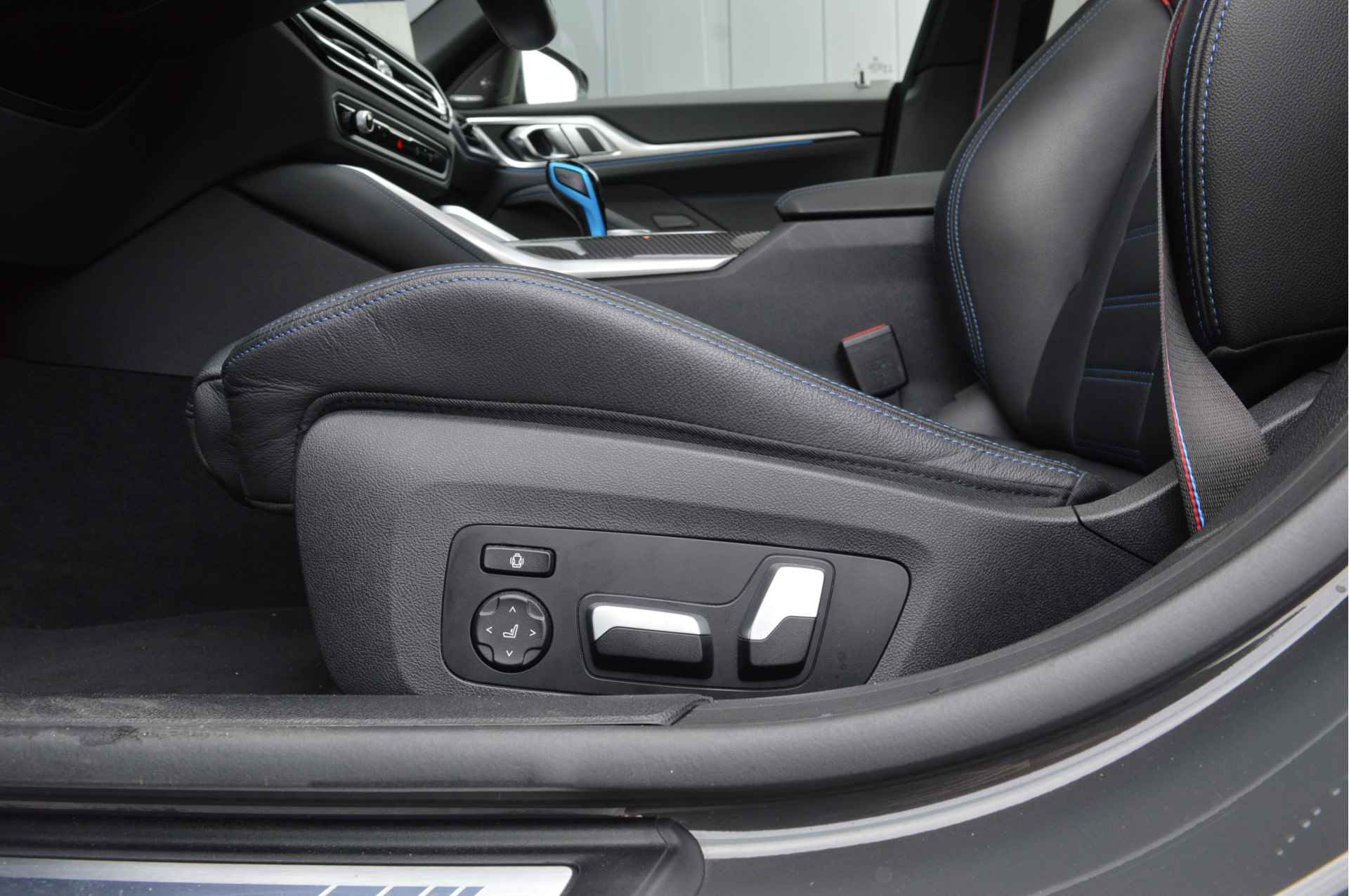 BMW i4 M50 High Executive 84 kWh / BMW M 50 Jahre uitvoering / Schuif-kanteldak / M Sportstoelen / Adaptief M Onderstel / Harman Kardon / Laserlight / Parking Assistant Plus - 23/23