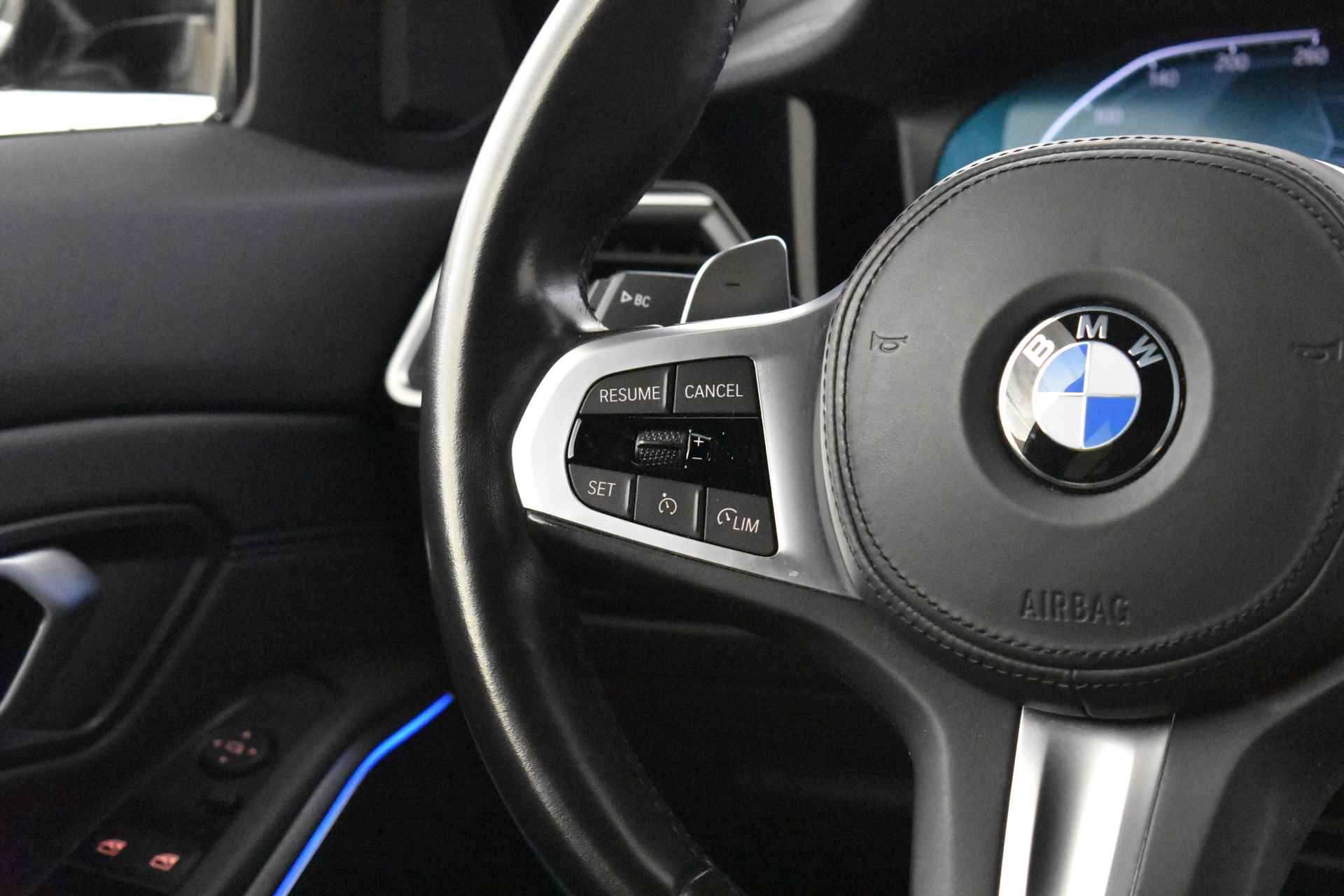 BMW 3-serie 330e High Executive M Sport Automaat / Sportstoelen / LED / Parking Assistant / Head-Up / Stoelverwarming / Live Cockpit Professional / Leder - 22/53
