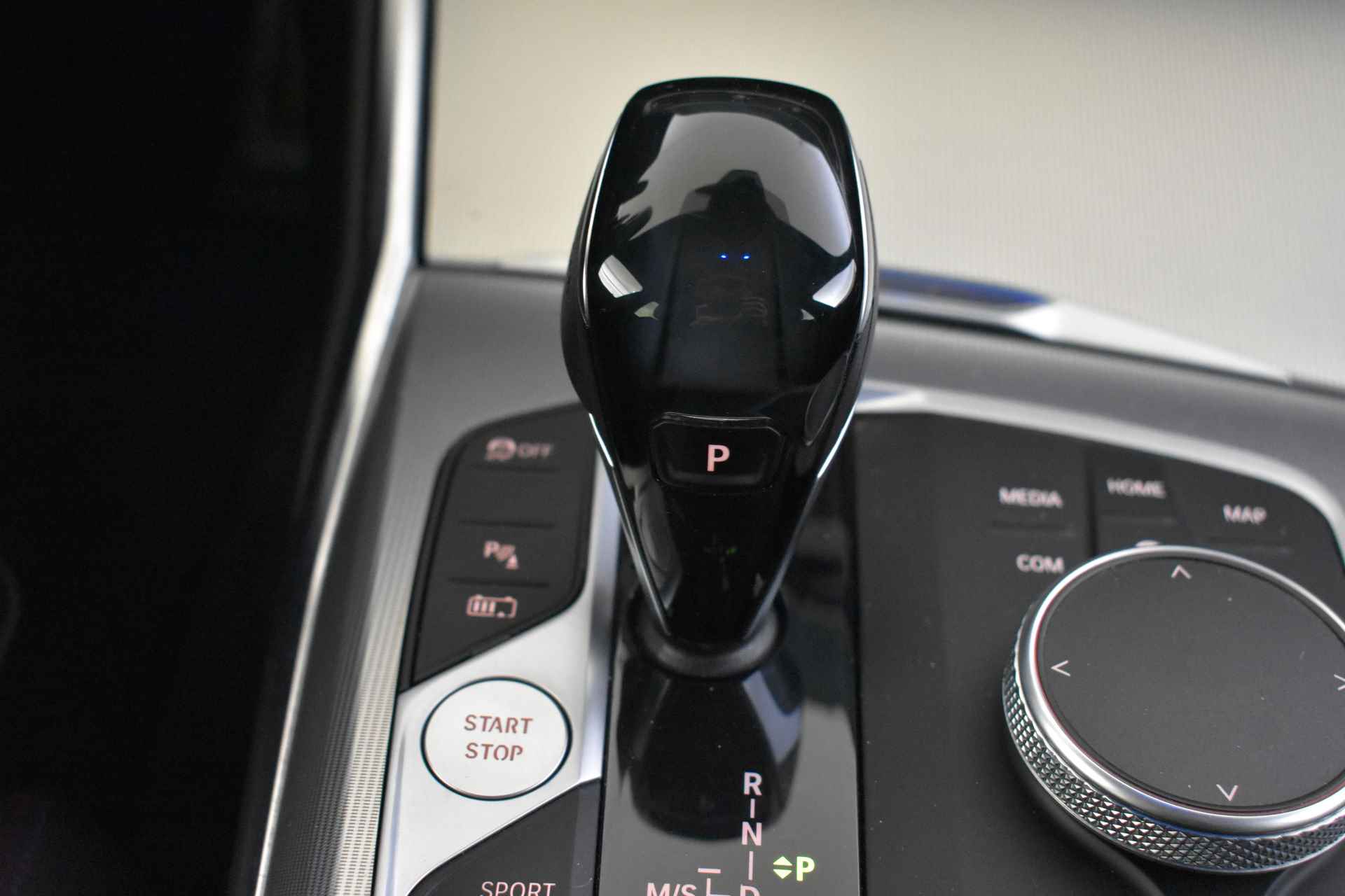 BMW 3-serie 330e High Executive M Sport Automaat / Sportstoelen / LED / Parking Assistant / Head-Up / Stoelverwarming / Live Cockpit Professional / Leder - 29/53