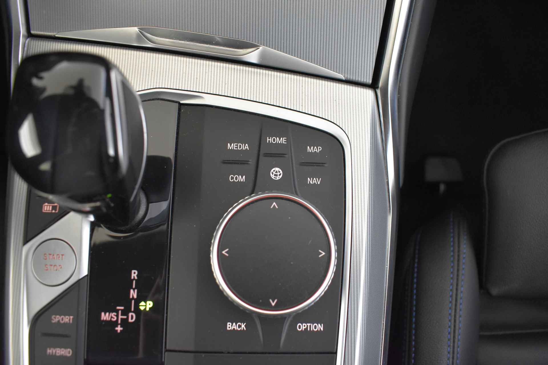 BMW 3-serie 330e High Executive M Sport Automaat / Sportstoelen / LED / Parking Assistant / Head-Up / Stoelverwarming / Live Cockpit Professional / Leder - 32/53