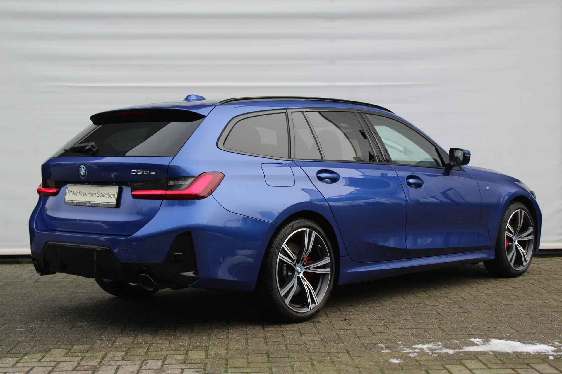 BMW 3 Serie Touring 330e High Executive M Sport Automaat / Panoramadak / Trekhaak / Stoelverwarming / Adaptieve LED / Parking Assistant / Driving Assistant Professional / Live Cockpit Professional - 4/33