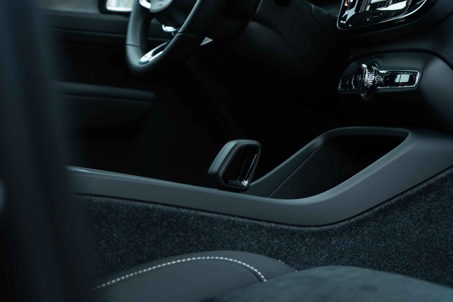 Volvo XC40 Single Motor Extended Range Plus | UIT VOORRAAD LEVERBAAR | Google | Adaptieve Cruise | Warmtepomp | Getint Glas | Stoel-/Stuurverwarming | Elek. Achterklep | 19" LM - 9/22
