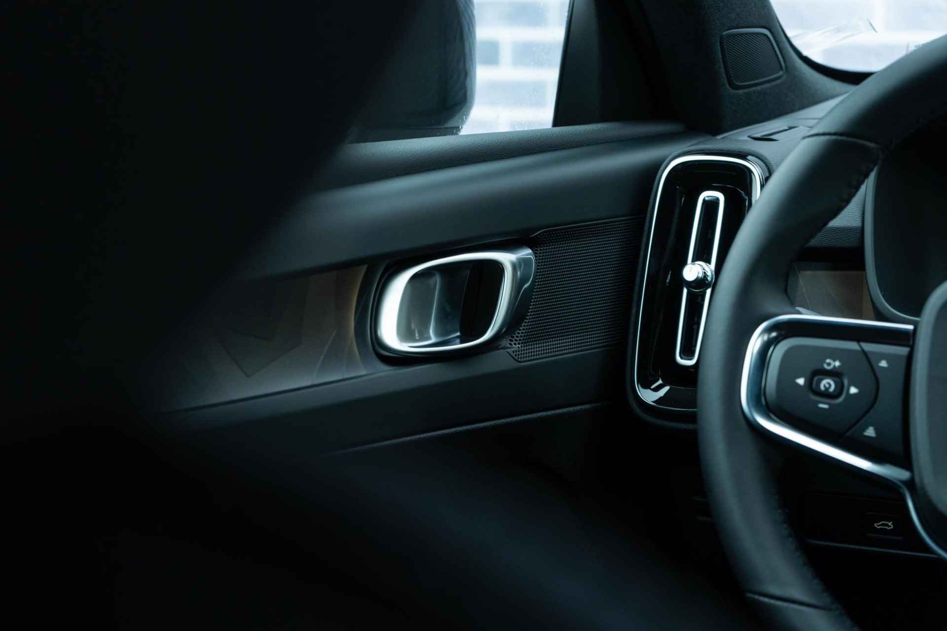 Volvo XC40 Single Motor Extended Range Plus | UIT VOORRAAD LEVERBAAR | Google | Adaptieve Cruise | Warmtepomp | Getint Glas | Stoel-/Stuurverwarming | Elek. Achterklep | 19" LM - 11/22