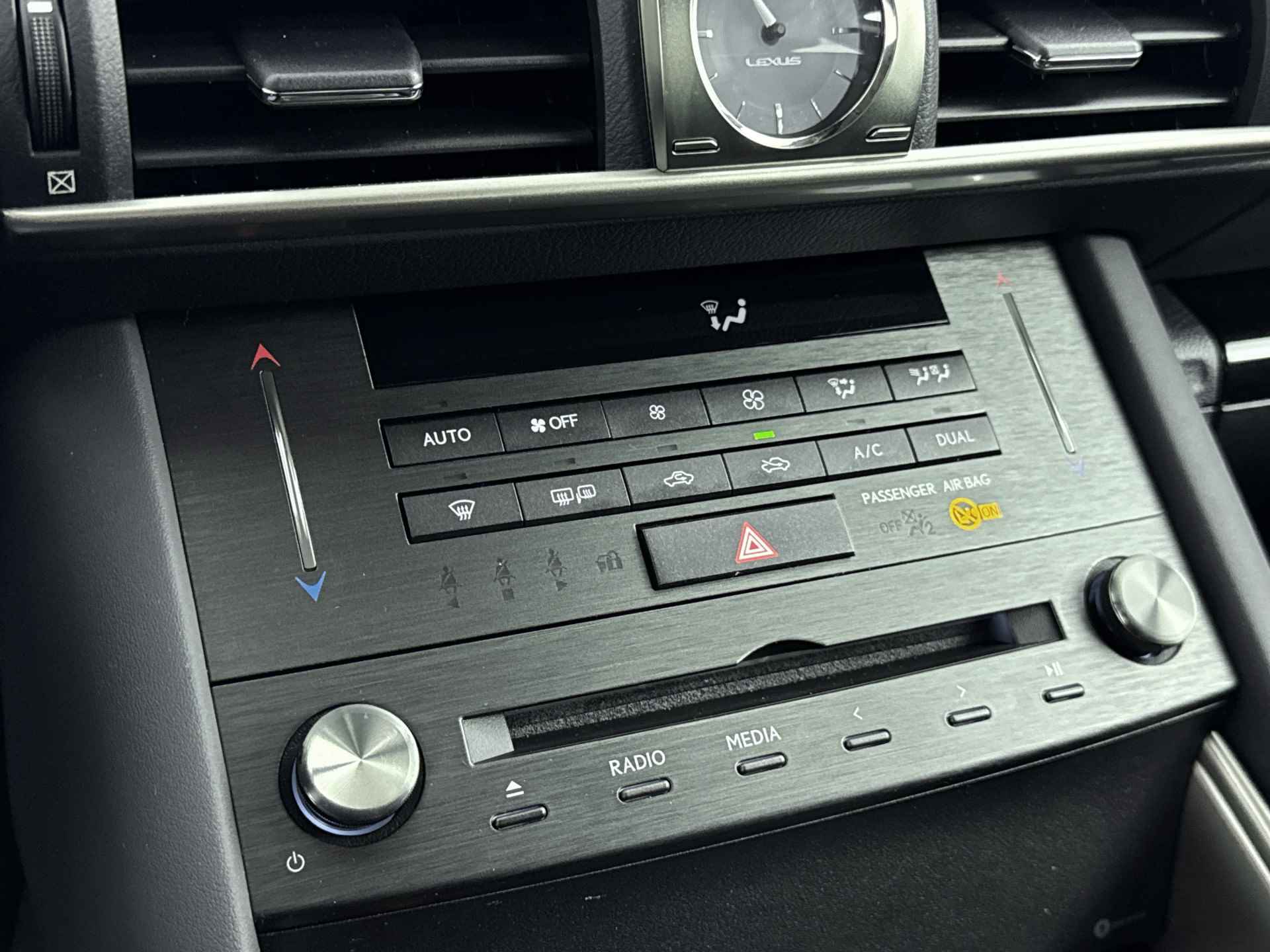 Lexus IS 300h Hybrid Business Line | Adaptieve cruise control | Navigatie | Stoelverwarming | Ruitenwisser Ontdooier | - 11/40