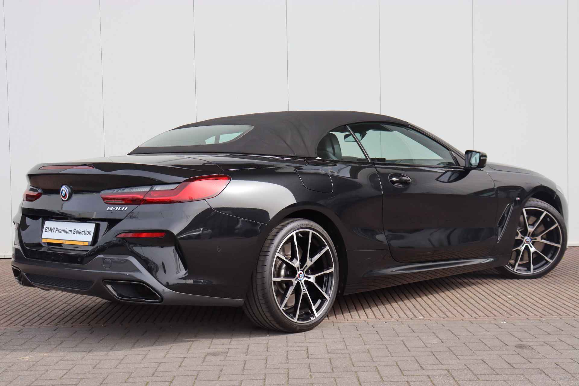 BMW 8 Serie Cabrio 840i High Executive M-Sportpakket / Active Steering / Air Collar / Co-Pilot Pack / Comfort Access / 20'' - 6/29