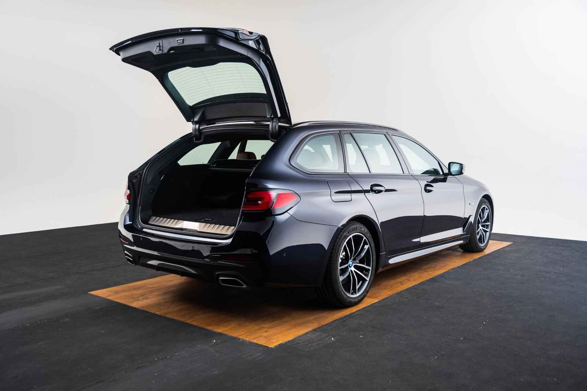 BMW 5-serie Touring 530e xDrive Business Edition Plus M sport - Comfort Access - Parking/Driving Assistant Plus - Head up - Elektrisch verwarmde voorstoelen - High Beam Assistant - 4-Zone Airconditioning - - 77/79