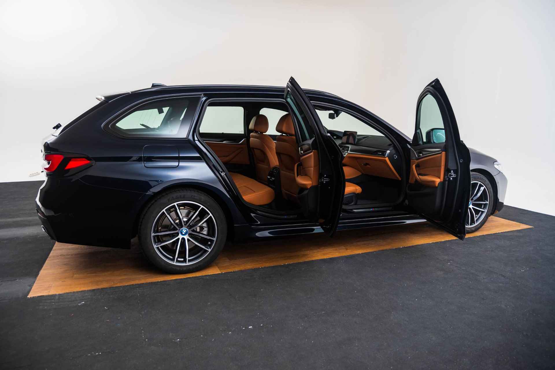 BMW 5-serie Touring 530e xDrive Business Edition Plus M sport - Comfort Access - Parking/Driving Assistant Plus - Head up - Elektrisch verwarmde voorstoelen - High Beam Assistant - 4-Zone Airconditioning - - 54/80