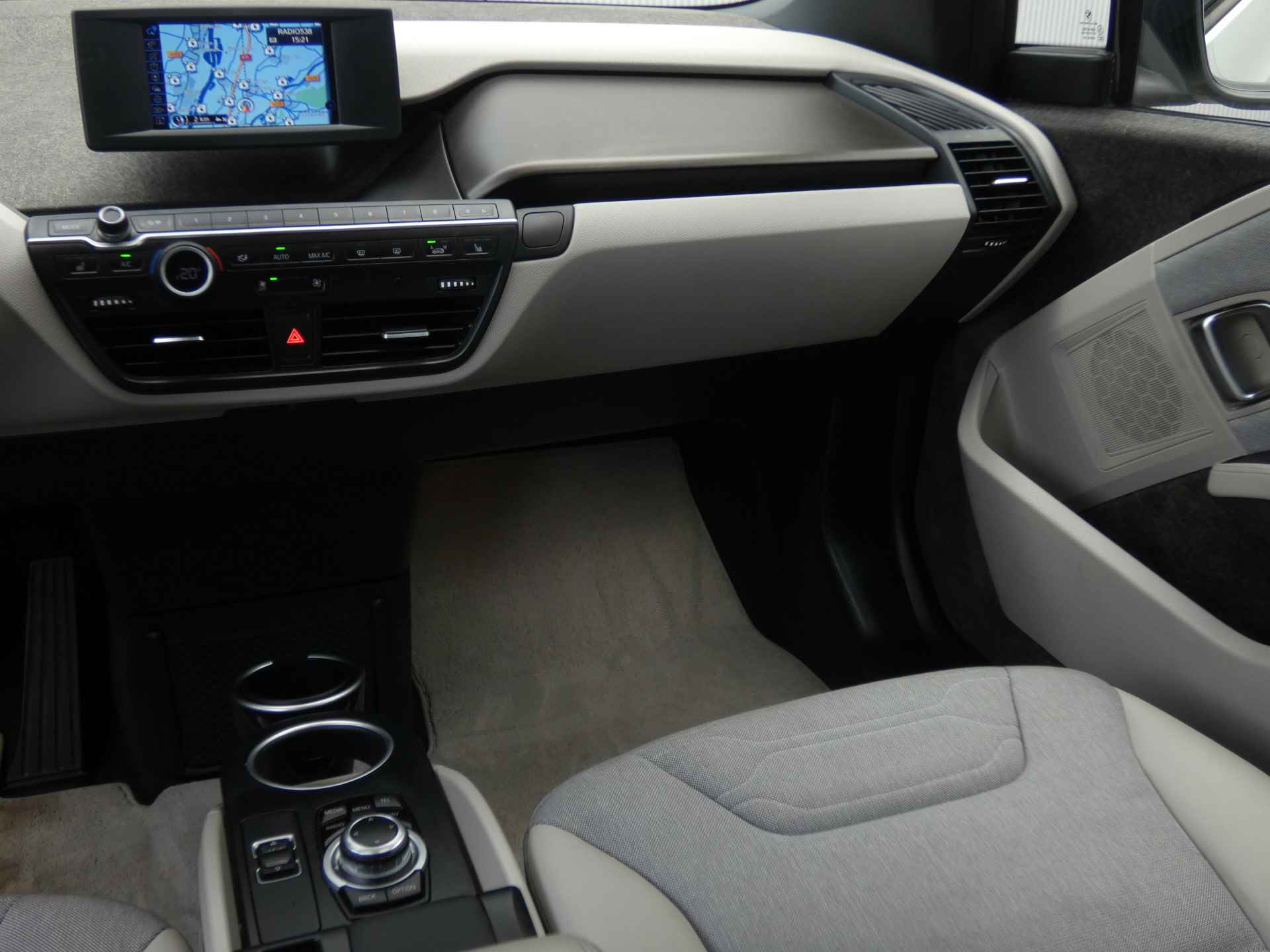 BMW i3 Comfort 22 kWh | Schuif-kanteldak | Stoelverwarming | Navigatie | Org. Nederlands - 22/57