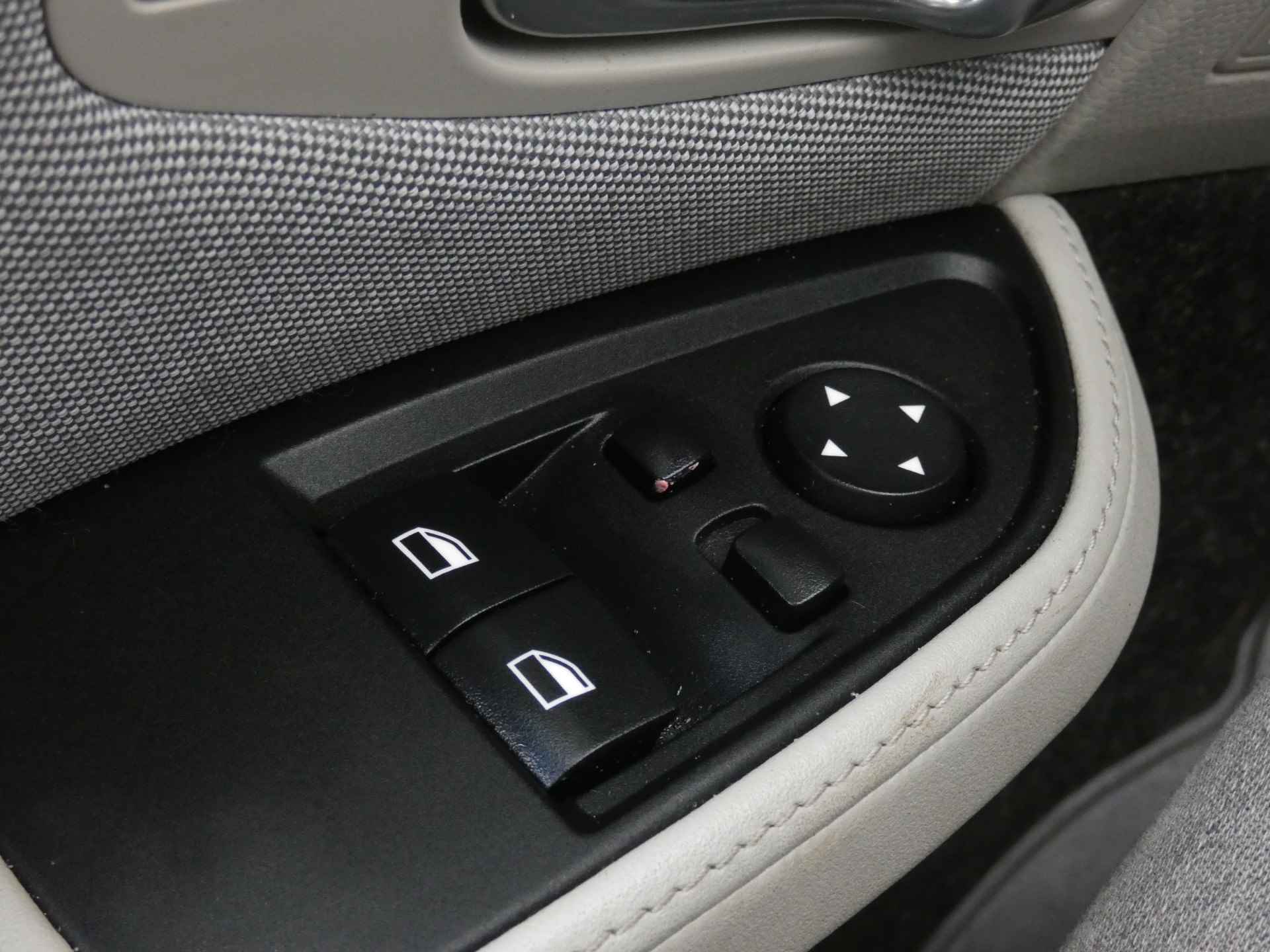 BMW i3 Comfort 22 kWh | Schuif-kanteldak | Stoelverwarming | Navigatie | Org. Nederlands - 28/57